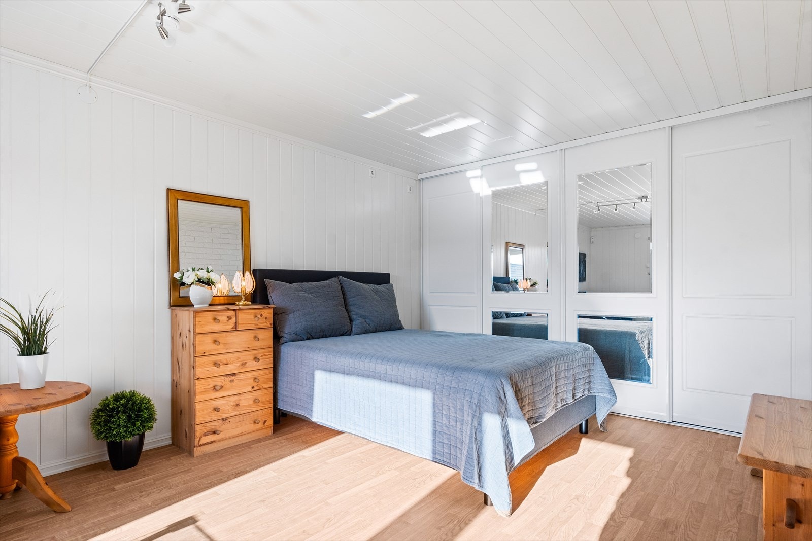 Alle rom er av fin størrelse, og to av rommene har god plass til dobbeltseng. Dette rommet har i tillegg stor skyvedørsgarderobe. Galleribilde