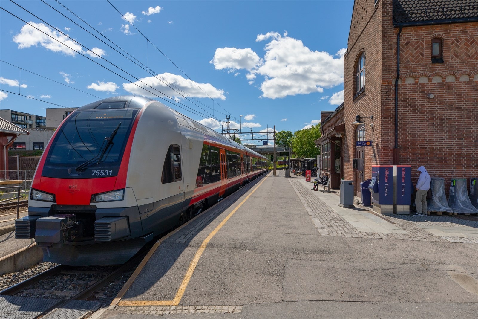 Videre er det meget god offentlig kommunikasjon fra Jessheim stasjon til Oslo og Oslo Lufthavn Gardermoen. Galleribilde