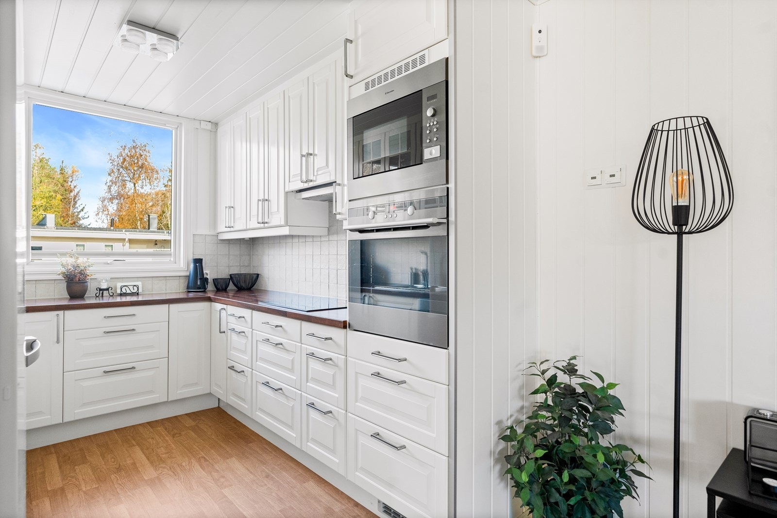 Det er stekeovn og platetopp integrert i innredningen, samt opplegg for oppvaskmaskin. Galleribilde