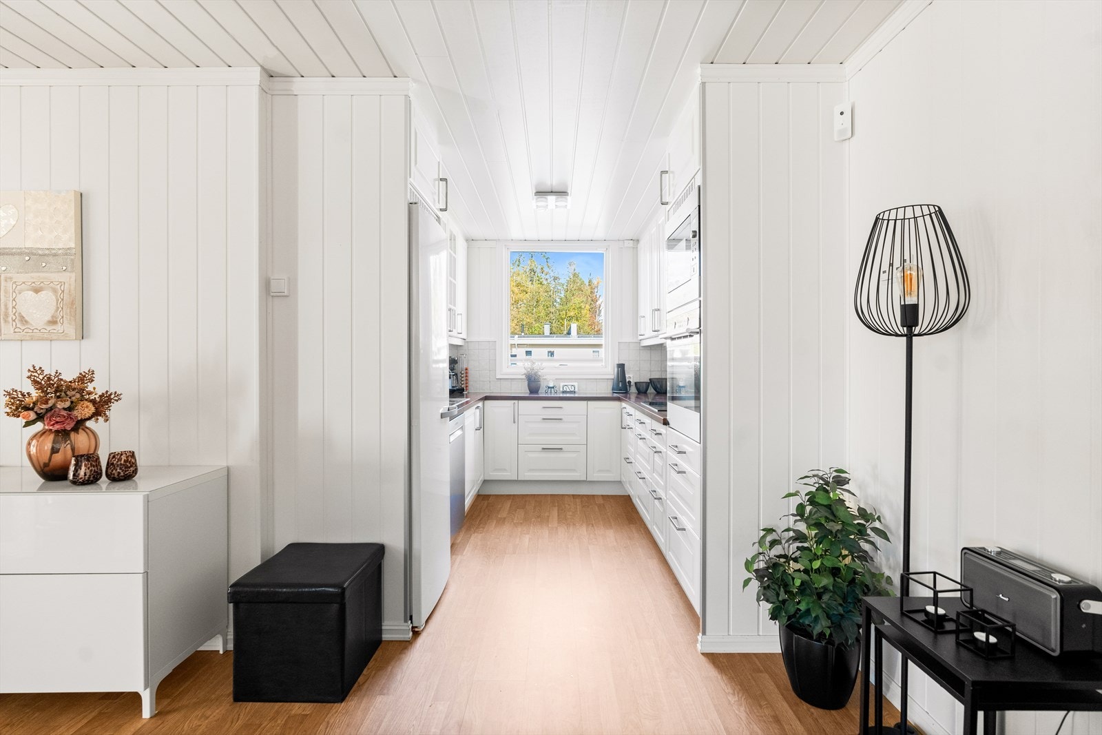 Kjøkkenet byr på mye benk- og skapplass. Galleribilde