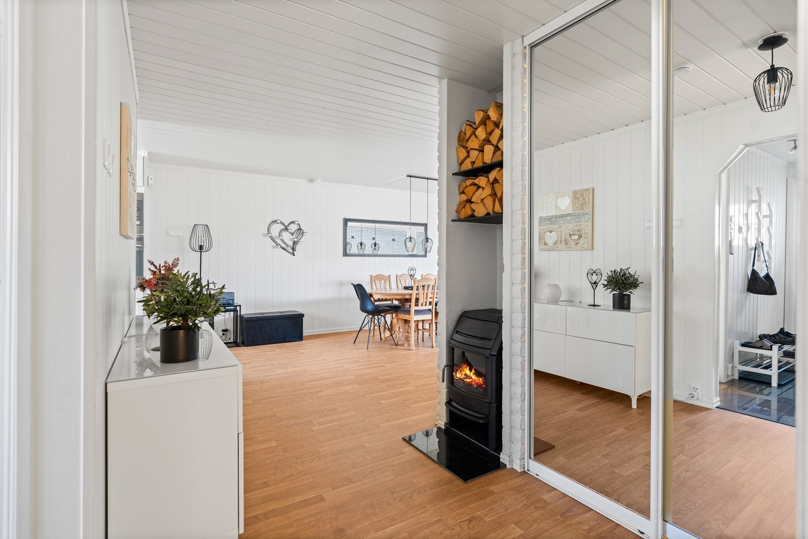 I gangen mellom entré og stue er det tilkoblet en peisovn med glassdør. Galleribilde