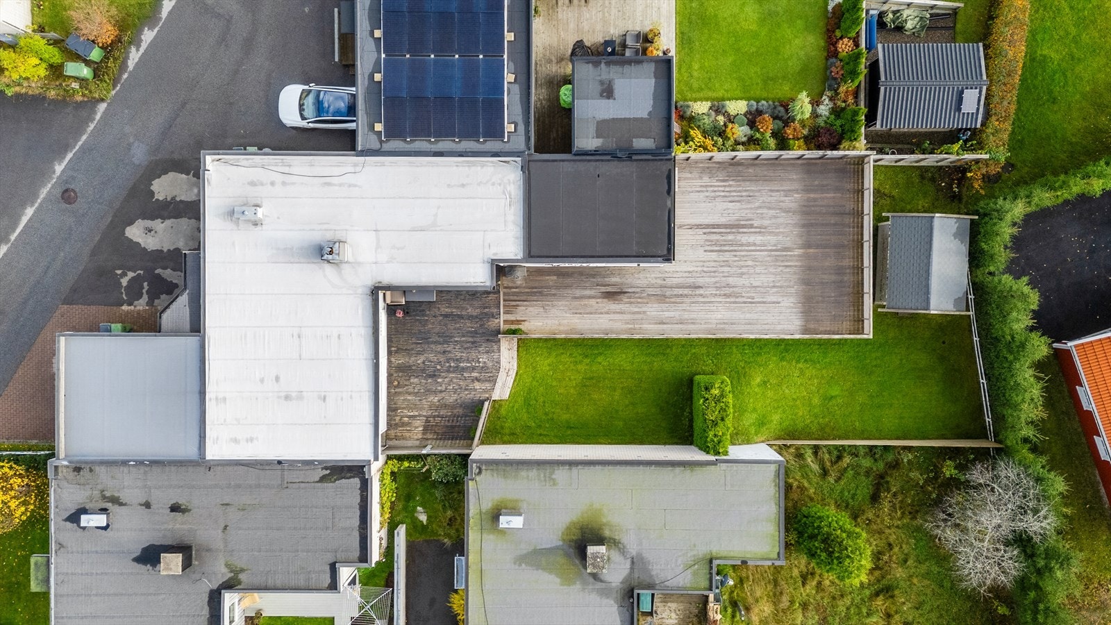 Dronefoto - eiendommen har en skjermet og inngjerdet hage. Galleribilde