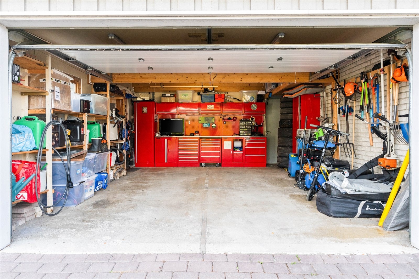 Det er rikelig med lagringsplass i garasjen. Galleribilde