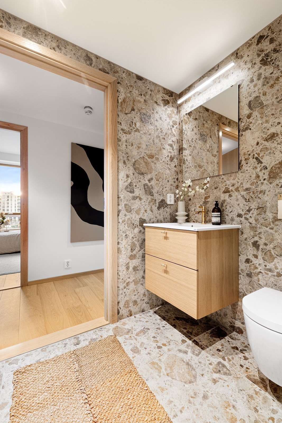 Leiligheten har en gjennomført utførelse hvor man blant annet finner tilsvarende håndtak på både bad og kjøkken. Galleribilde