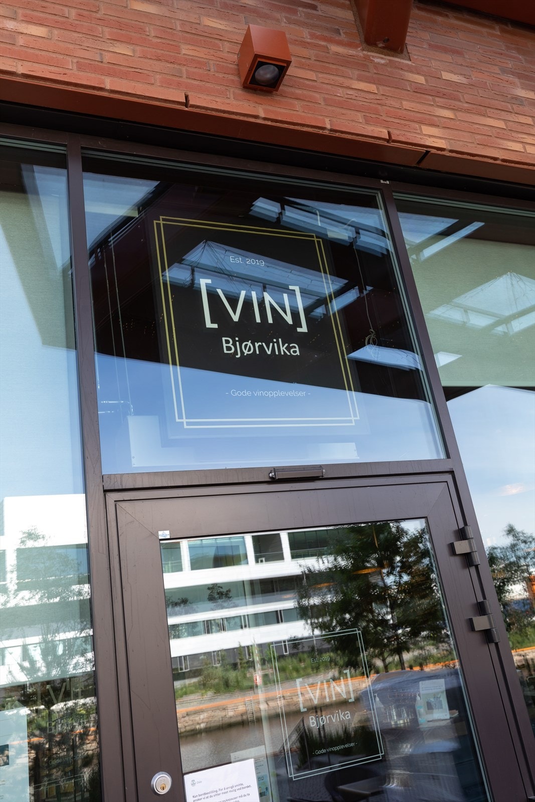 I området finner man flere anerkjente restauranter og barer, blant annet VIN Bjørvika. Galleribilde