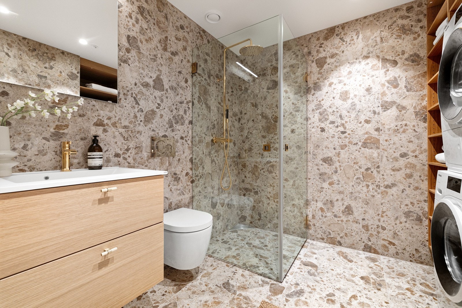 Leiligheten har to bad med lekre detaljer og flislagte overflater med følelse av luksus. Galleribilde