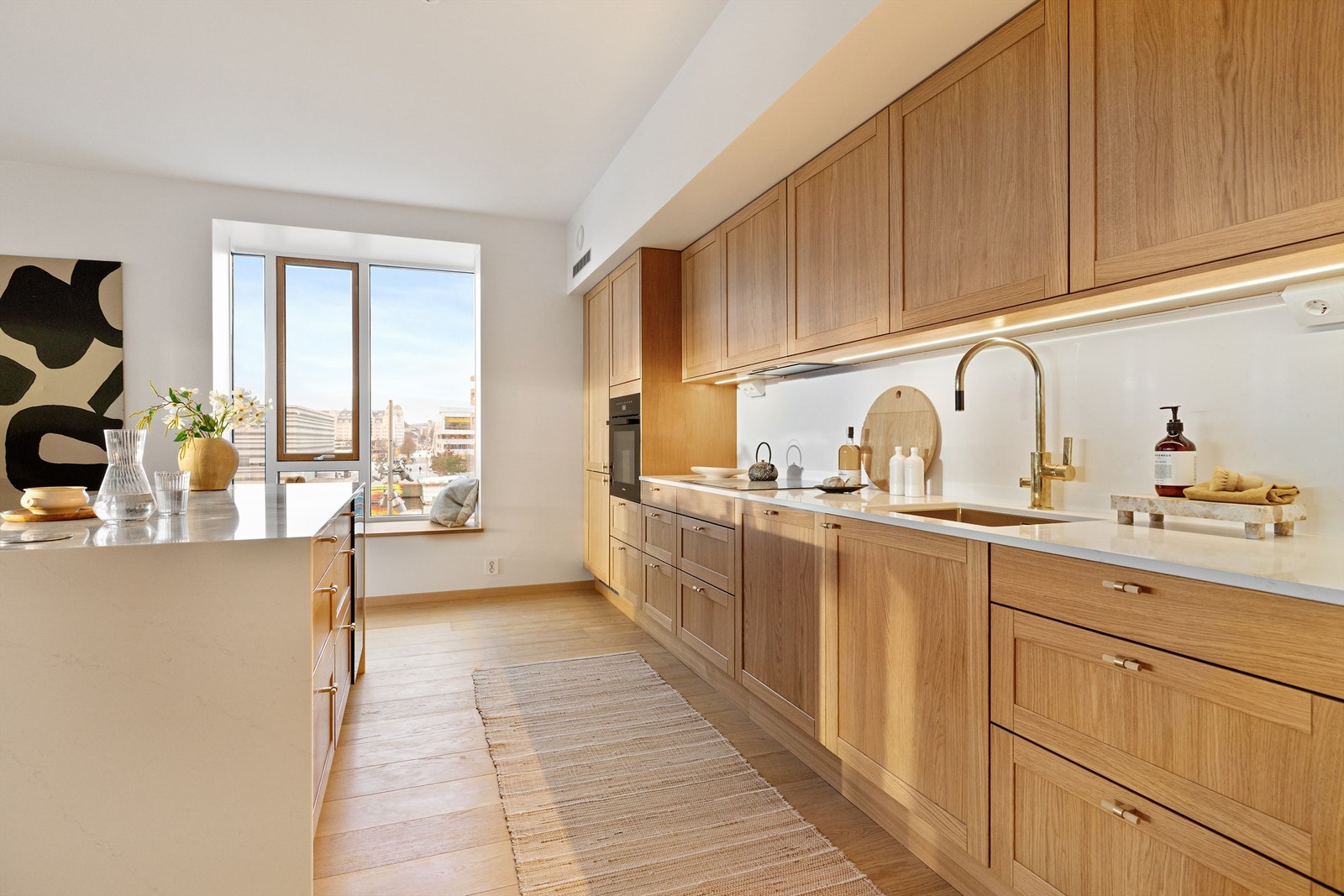 Et flott og innholdsrikt kjøkken med rikelig skap- og benkeplass! Galleribilde