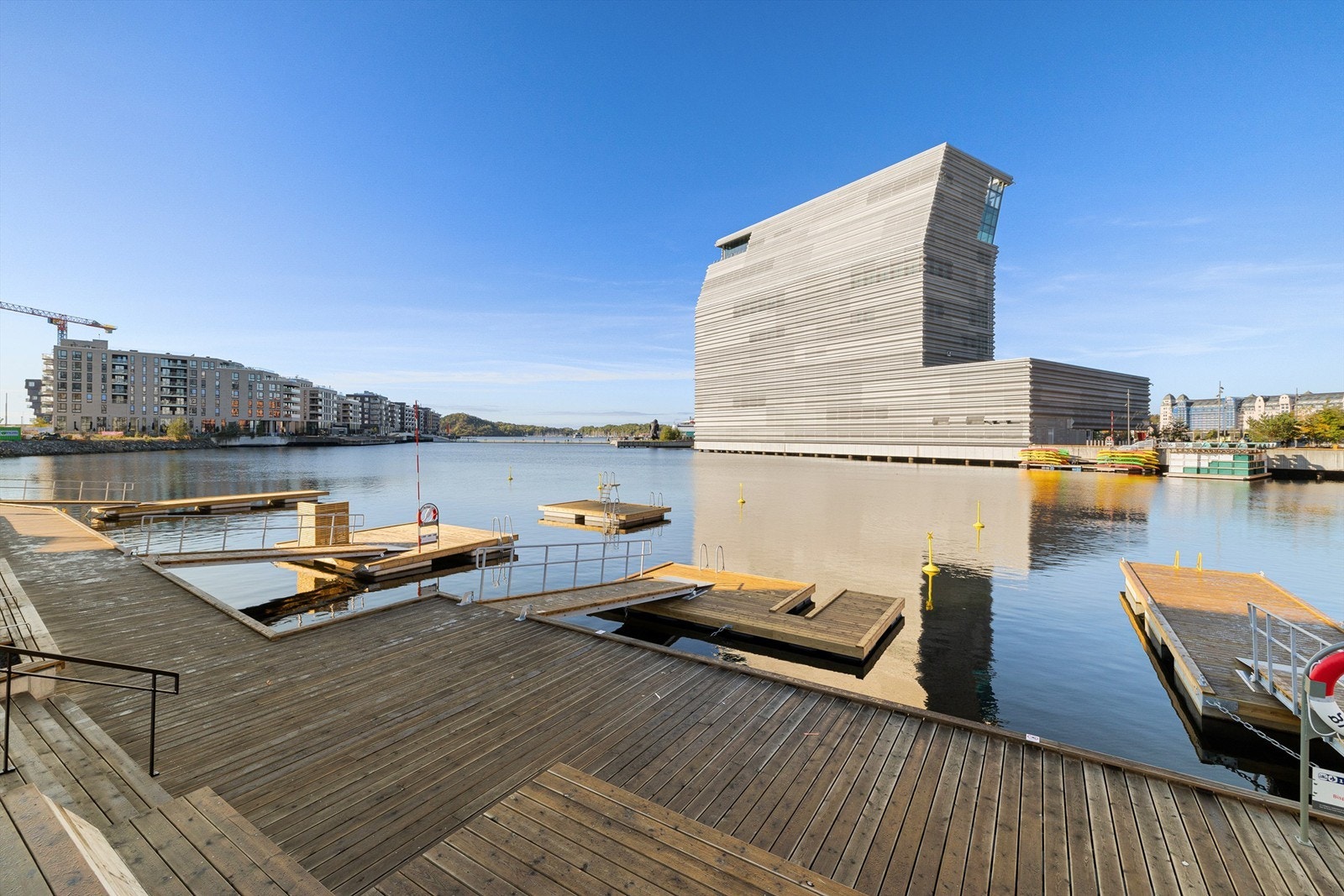 Fra leiligheten har man umiddelbar nærhet til badeplass med brygge som også er tilpasset på- og avstigning til kajakk. Galleribilde