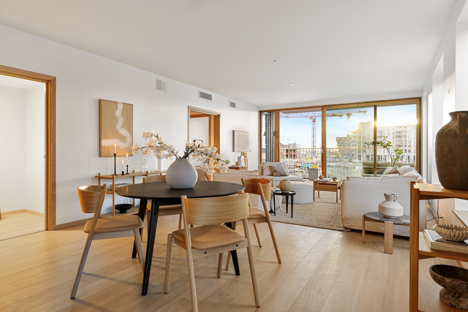 Leilighetens overflater er malt i klassisk hvit, og det er levert enstavs eikeparkett i lyst format på gulvene. Galleribilde