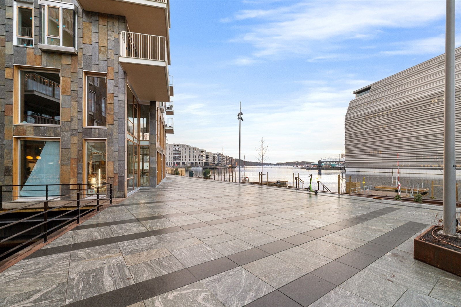 I Vannkunsten Syd bor man tett på både by- og fjordliv med umiddelbar nærhet til spisesteder, dagligvare- og gourmetbutikker, samt øvrige servicetilbud som blant annet frisør, apotek, spa og badstue. Galleribilde