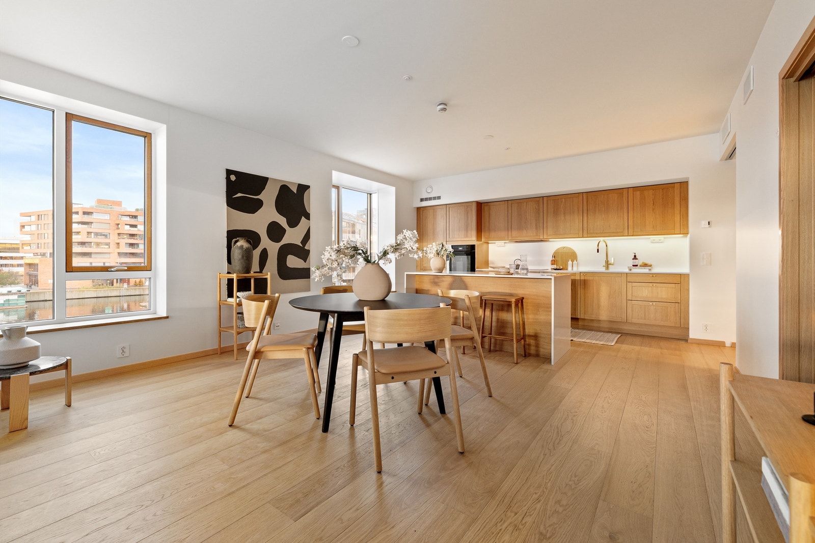 Den åpne stue- kjøkkenløsningen har et gulvareal på ca. 50 kvm, og med det god plass for langbord om ønskelig. Galleribilde