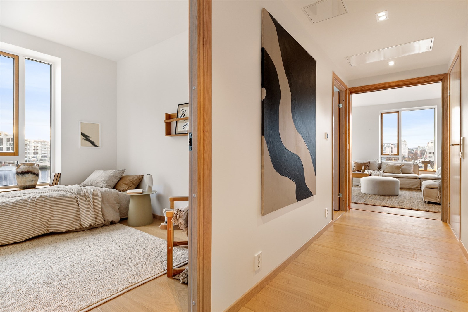 Alle tre soverom, samt begge bad er plassert i egen "fløy" med skyvedør ut til stuen. Galleribilde