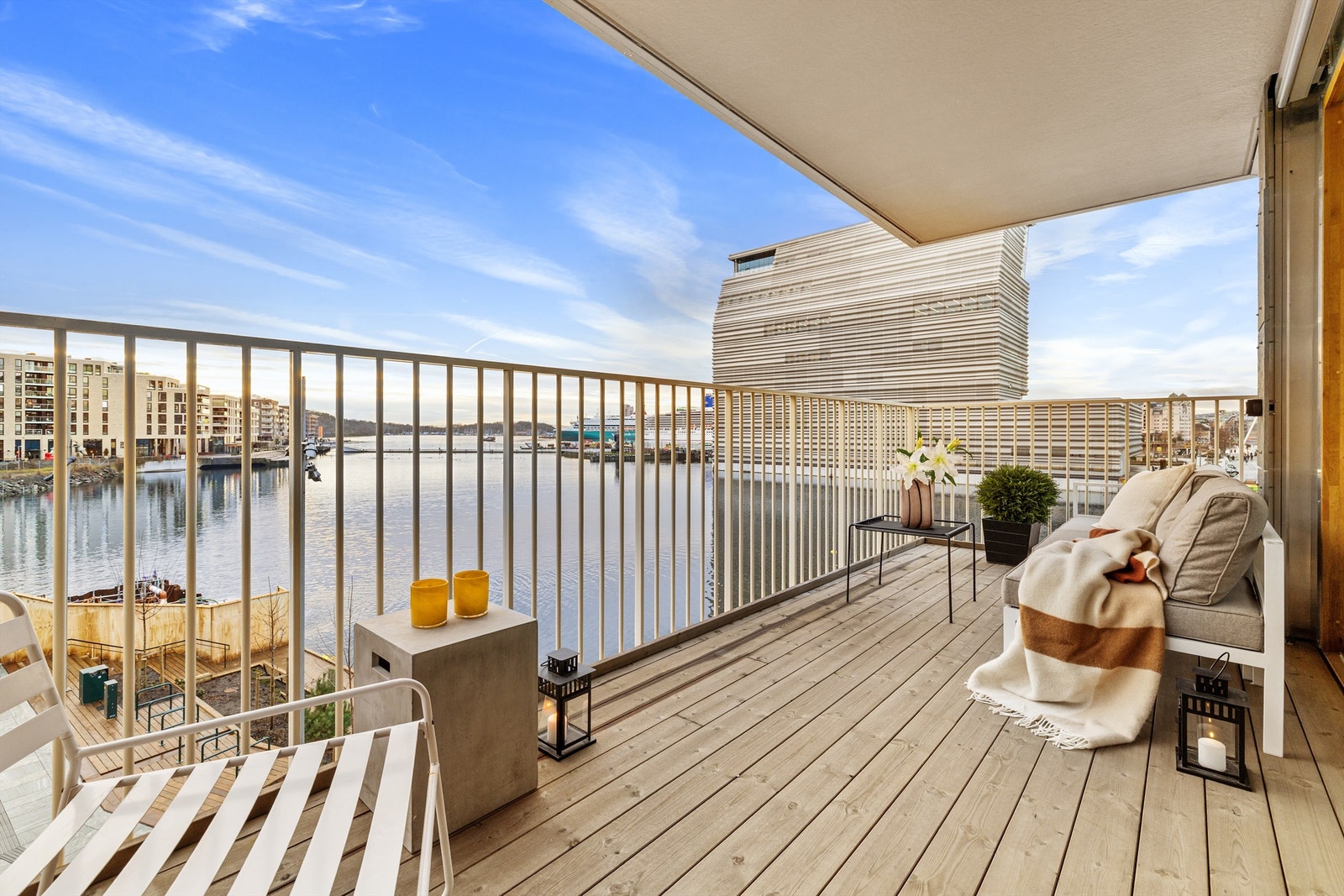 Balkongen har god plass for sofagruppe og evt. spisebord om ønskelig. Galleribilde