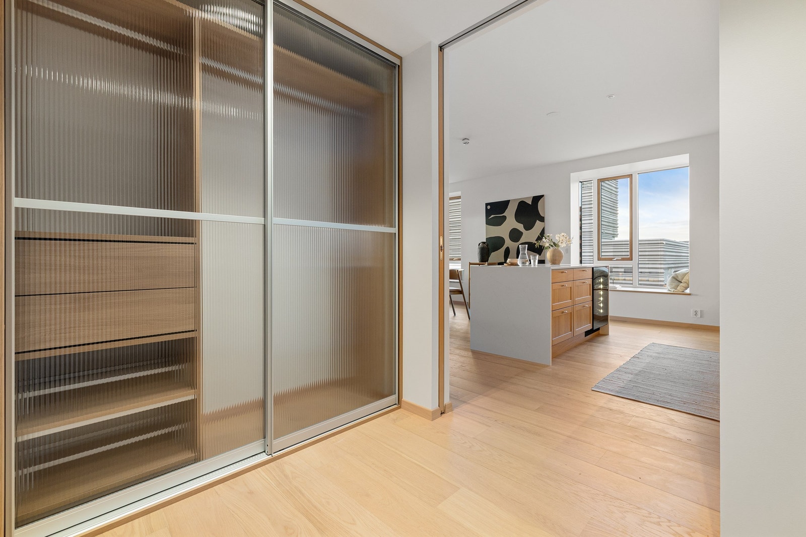 I entreen er det satt inn en romslig skyvedørsgarderobe fra Sigdal, innredet med skuffer, skohylle og garderobestang. Galleribilde