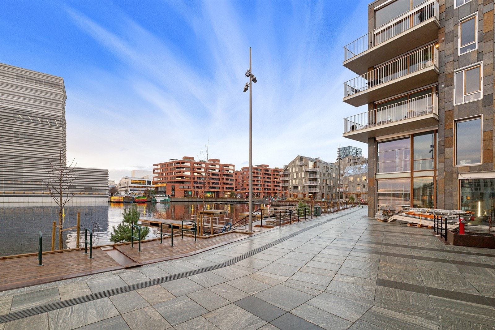 Bjørvika blir nærmeste holdeplass for buss og trikk, og for den som skal ut i verden er det kun 7-10 minutters gange til flytoget som tar deg videre til Gardermoen. Galleribilde