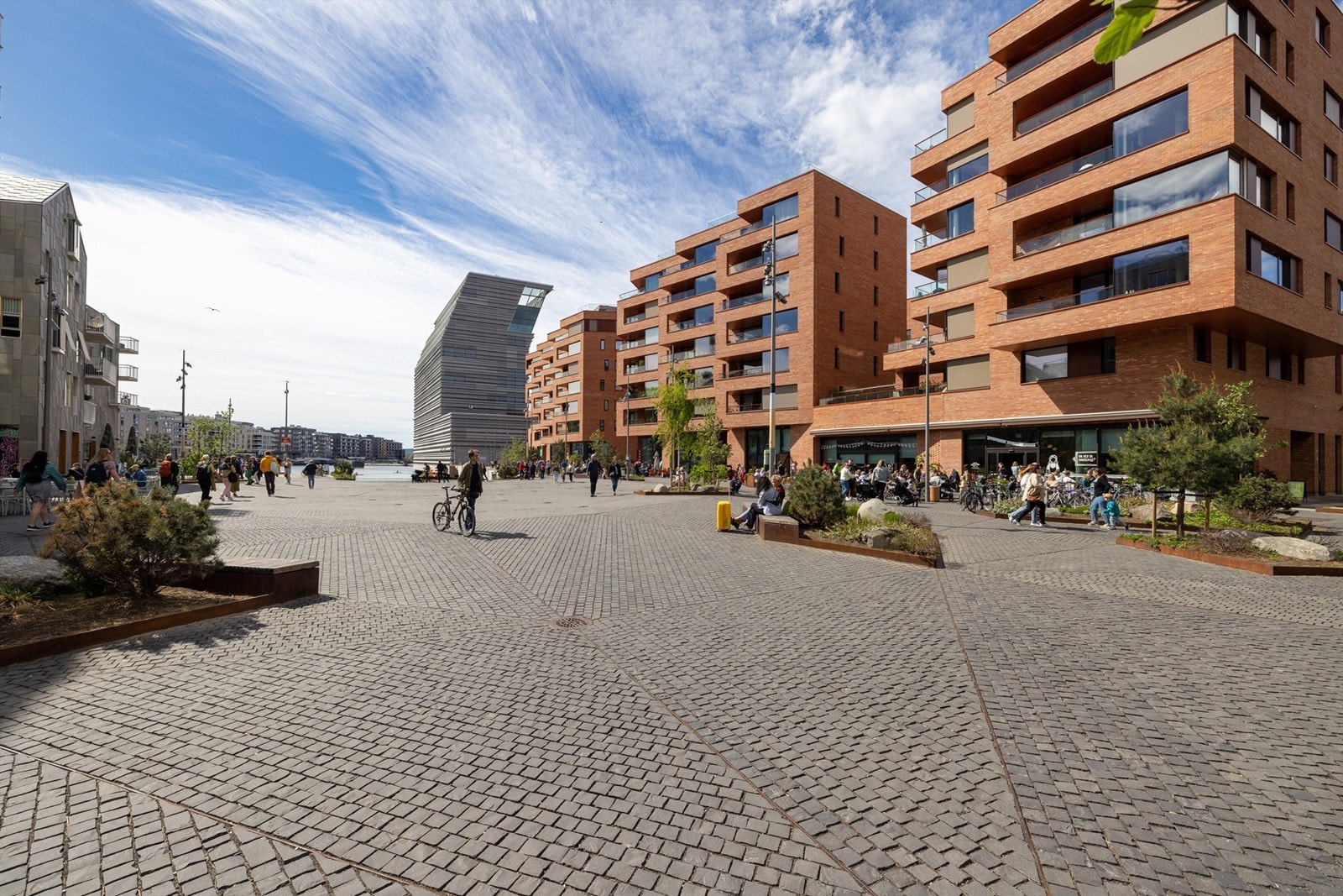 Området har også et rikt kulturtilbud med Munch-museet og Operaen som nærmeste nabo, samt flere galleri og regelmessige kulturarrangementer. Galleribilde