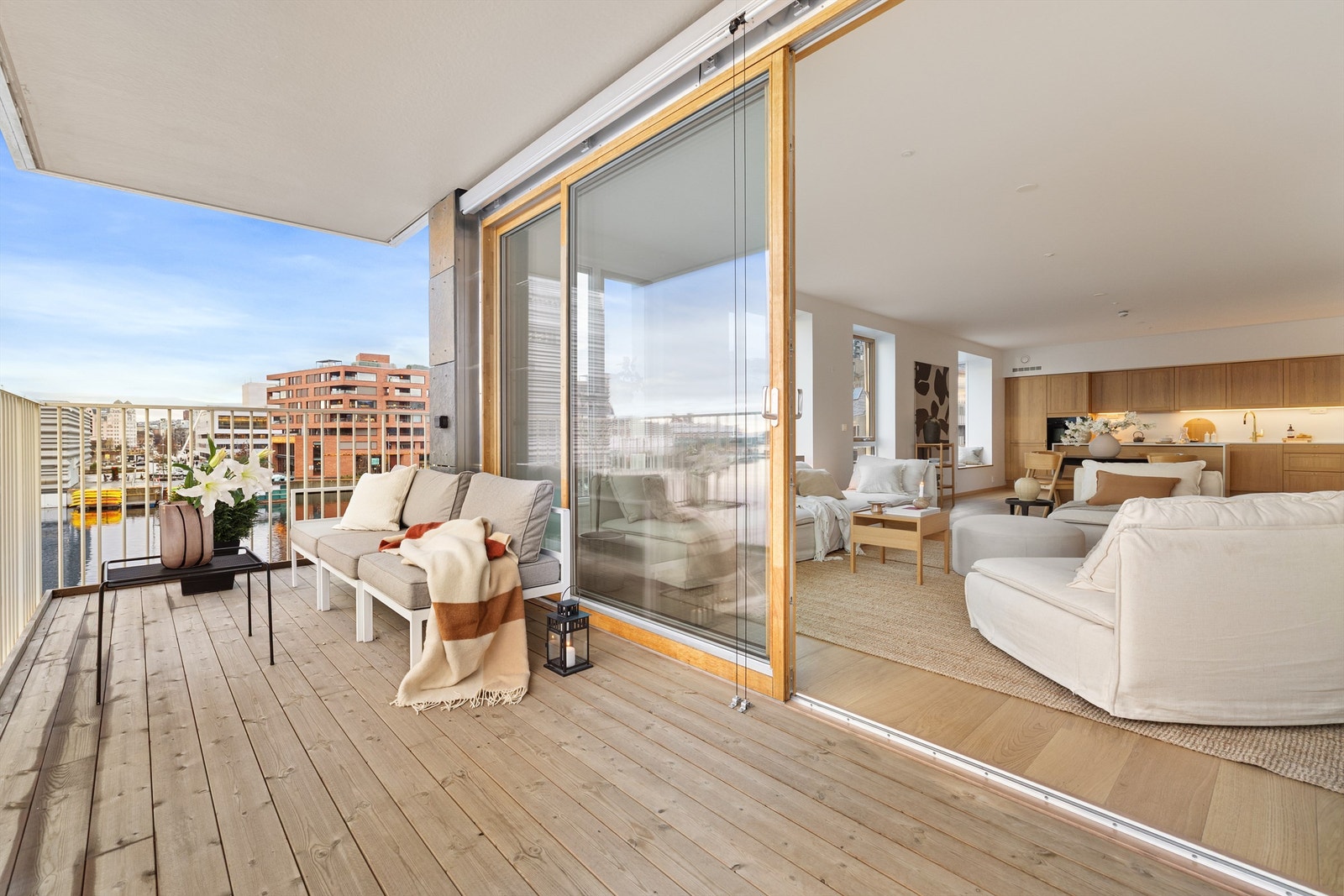 Screens på alle vinduer kan enkelt styres via smarthusløsningen. Galleribilde