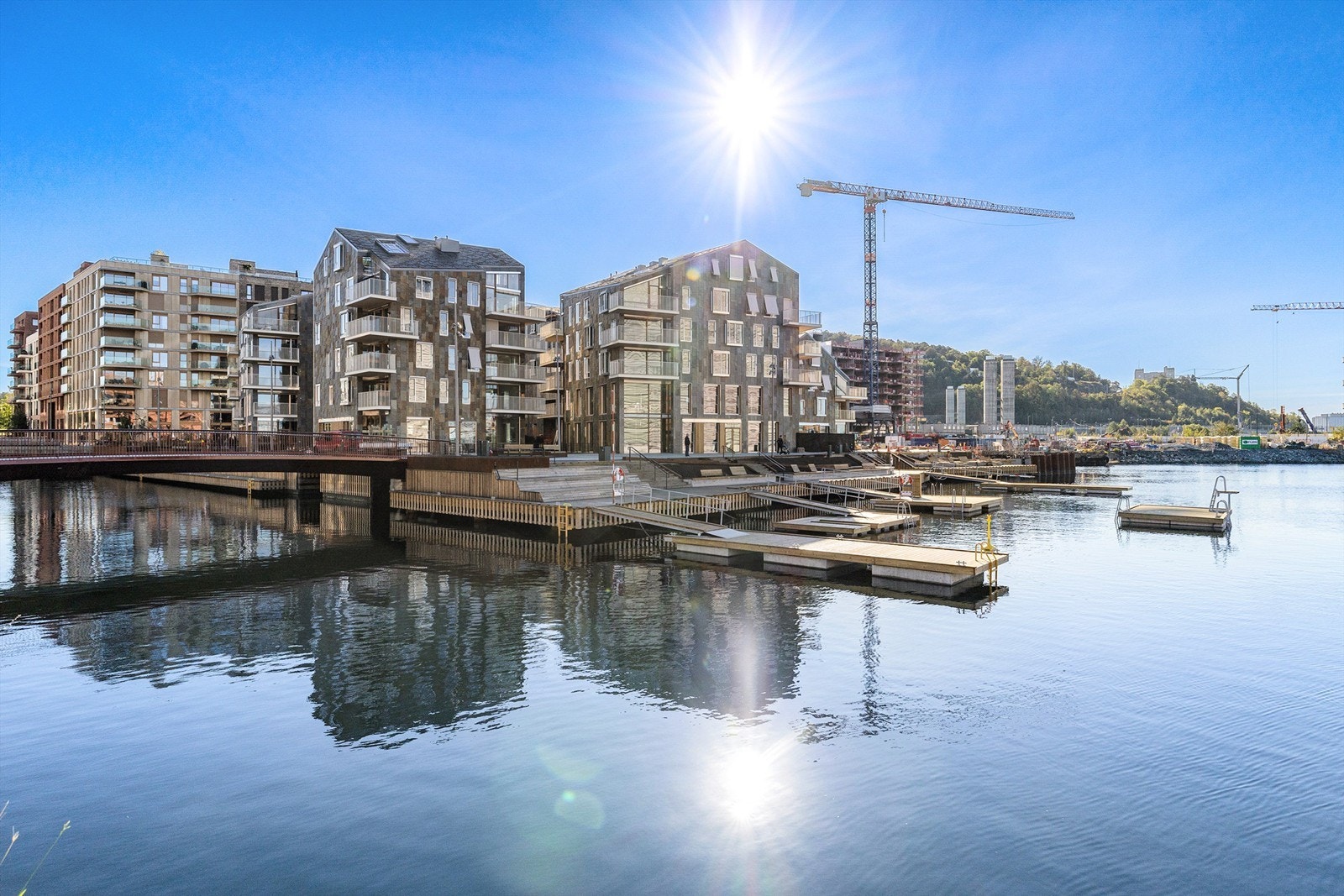 Leiligheten ligger i det anerkjente prosjektet "Vannkunsten Syd", bestående av fem punkthus med karakteristisk arkitektur kledd i Otta-skifer. Galleribilde