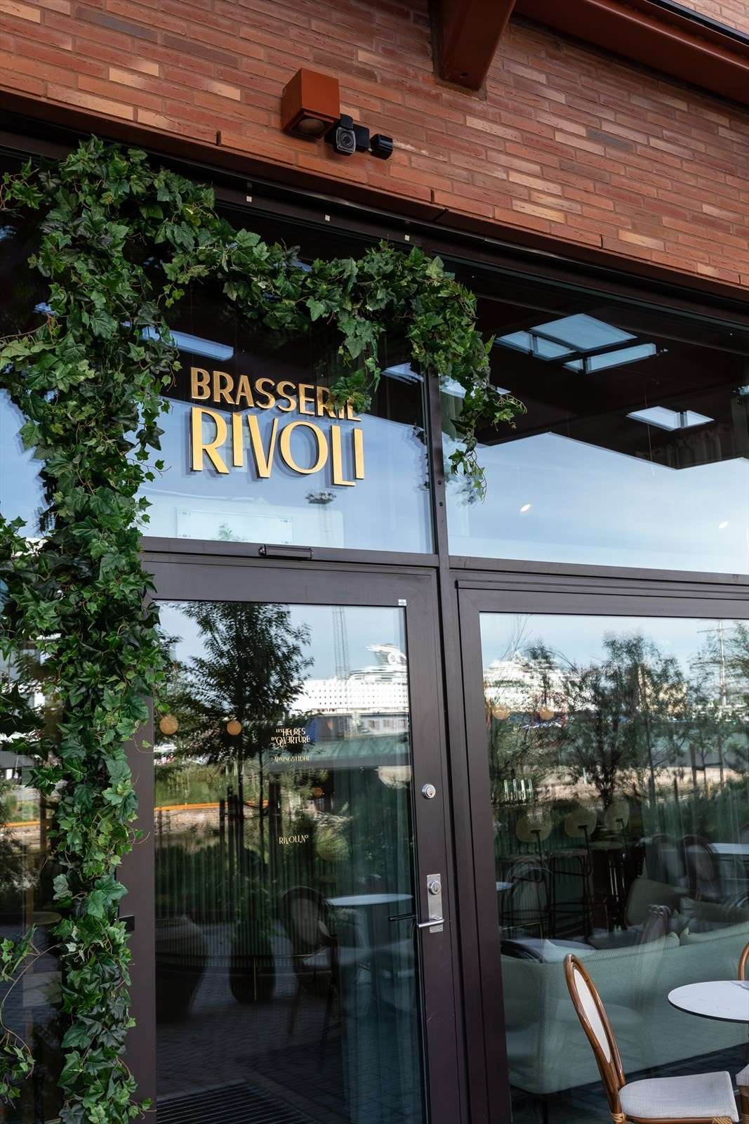 Området byr på et rikt utvalg restauranter med blant annet fransk, libanesisk, indisk og italiensk kjøkken. Galleribilde