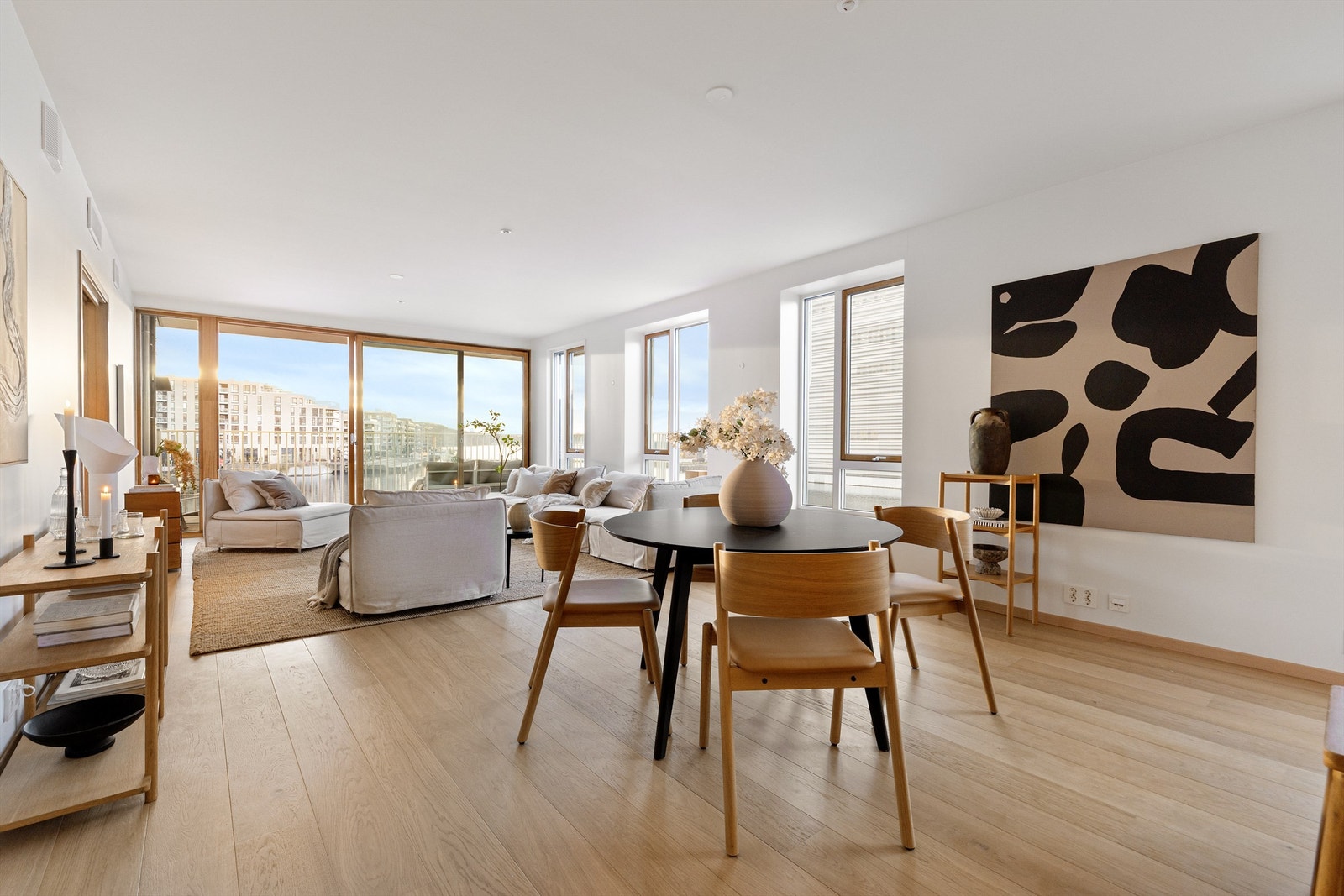 Store vindusflater sørger for meget gode lysforhold, samt flott utsikt fra leilighetens oppholdsrom. Galleribilde