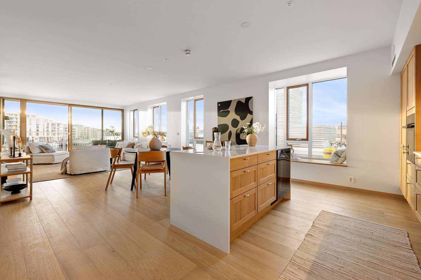 Kjøkkenøyen fungerer som et skille mot stue, så vel som en sosial sone for både kokk og gjester. Galleribilde