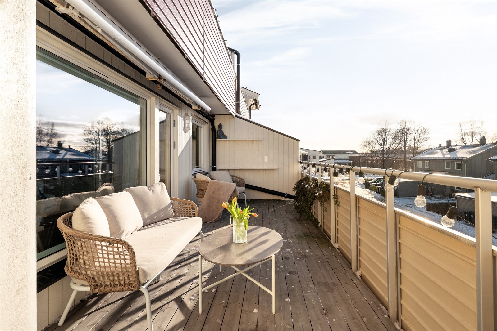 Sommerstid er solen på altanen allerede fra rundt kl. 12 og helt til rundt kl. 21.
Fotograf; Kristoffer Kristiansen. Galleribilde