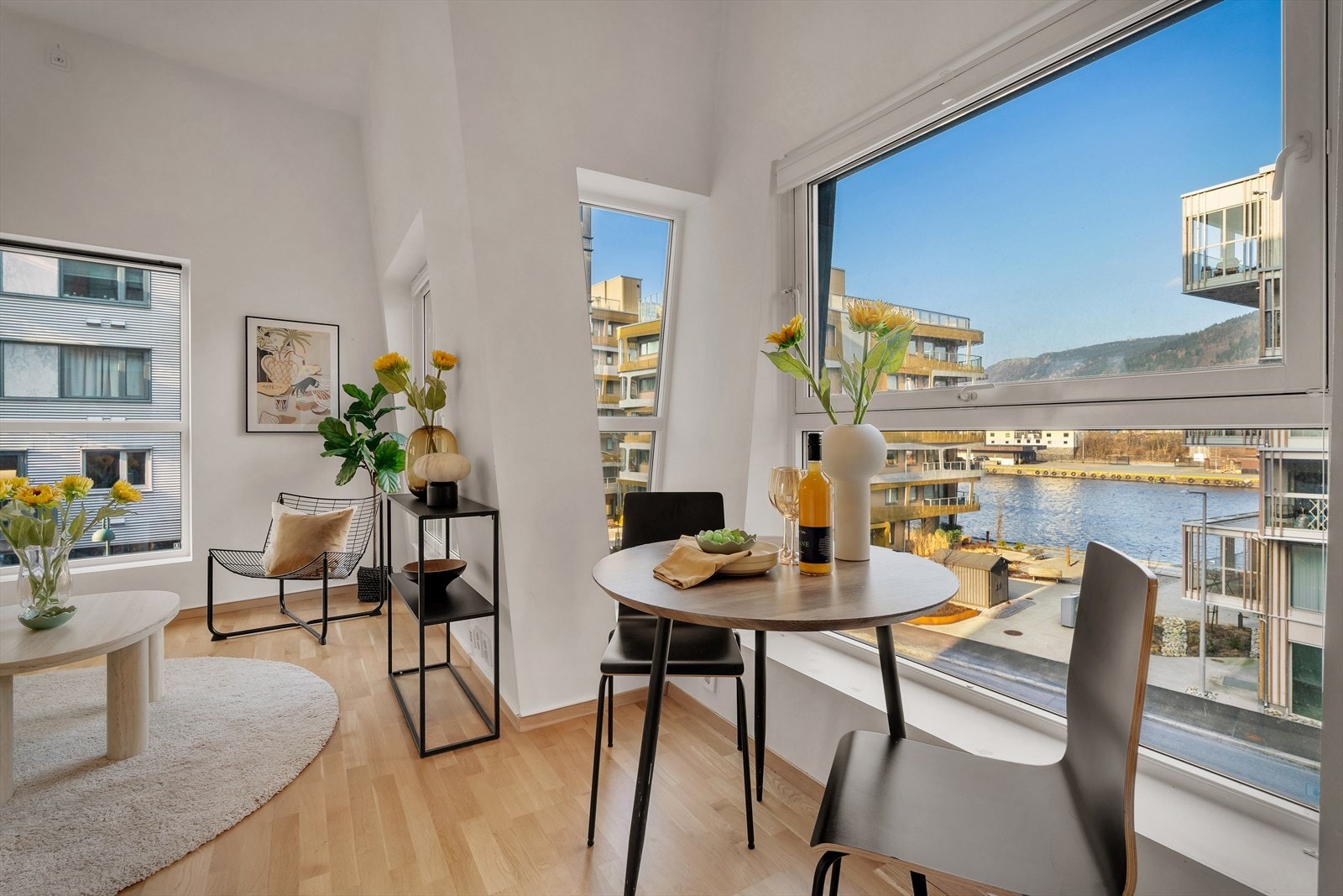 - De store vindusflatene sørger for at man har flott utsikt mot Damsgårdssundet - Galleribilde