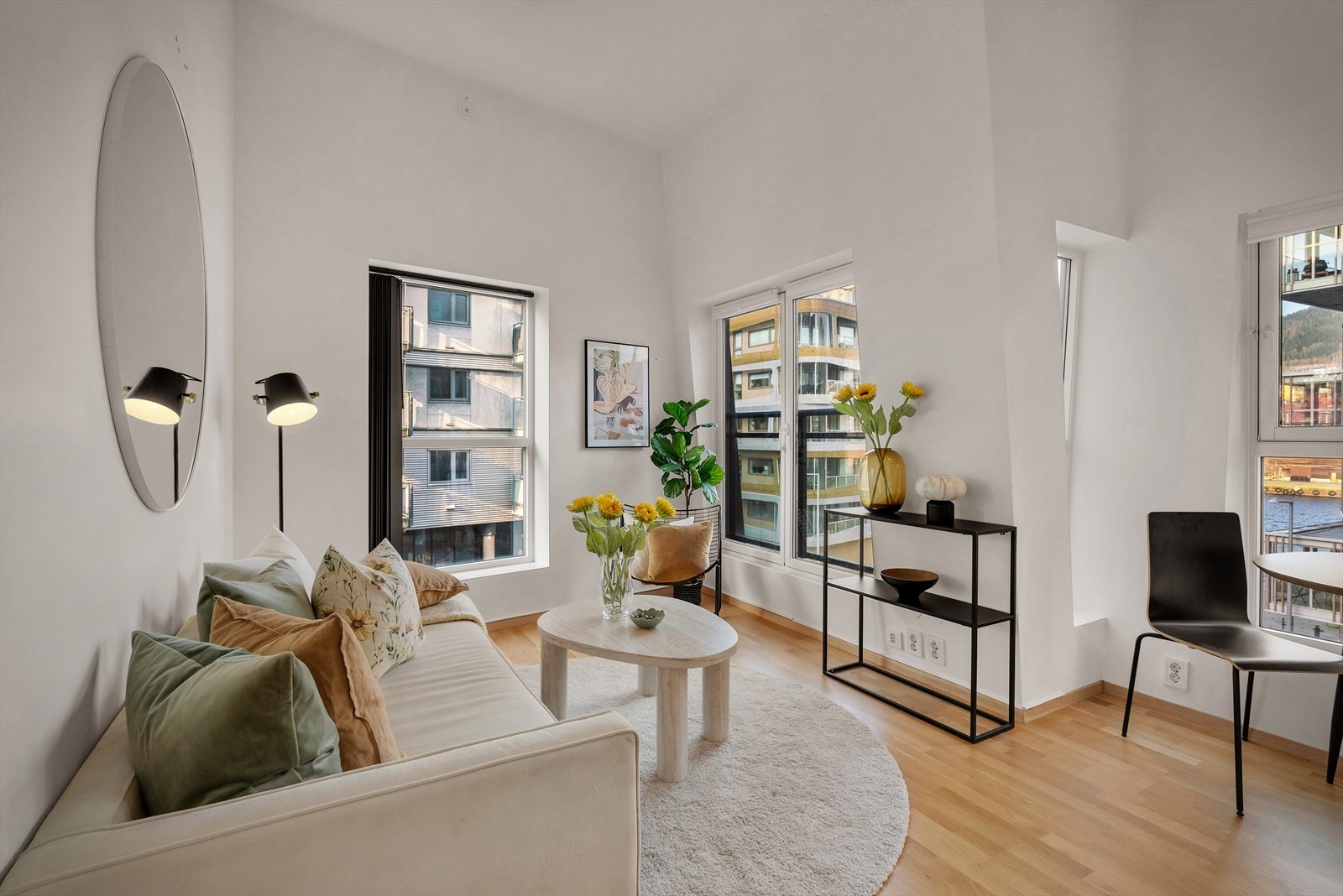 - Stuen har en svært god takhøyde på hele 3,21 m - Galleribilde