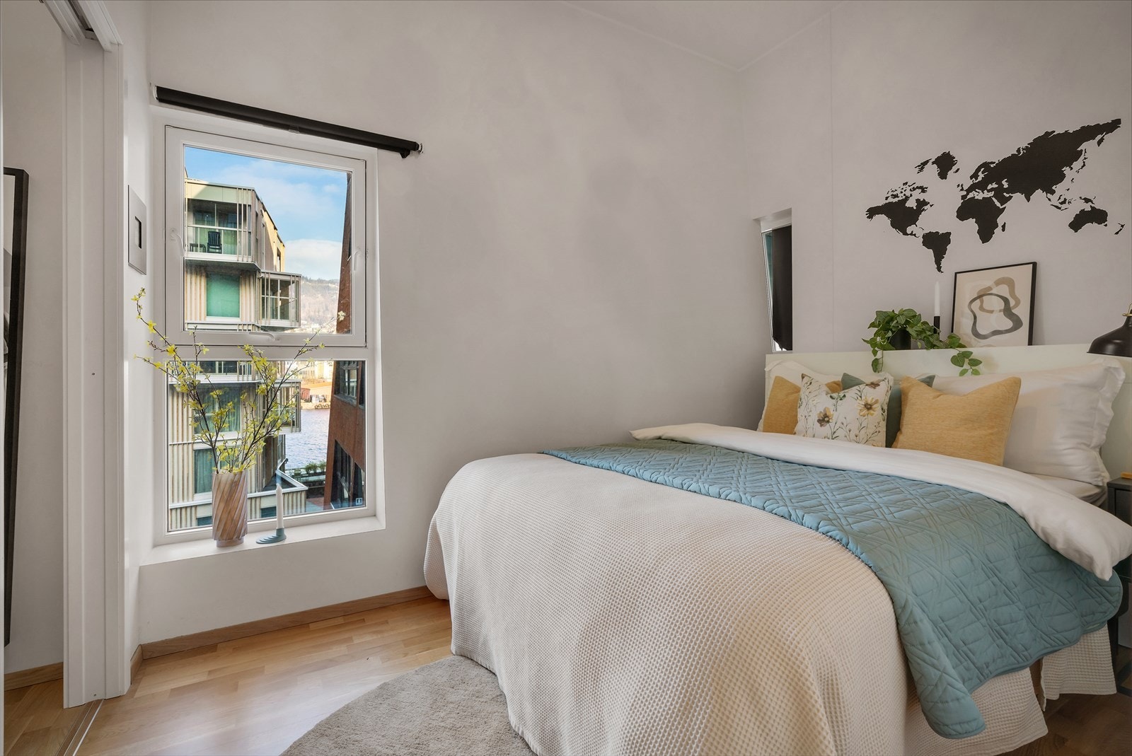 - Soverommet har det samme gjennomgående parkettgulvet som resten av leiligheten - Galleribilde