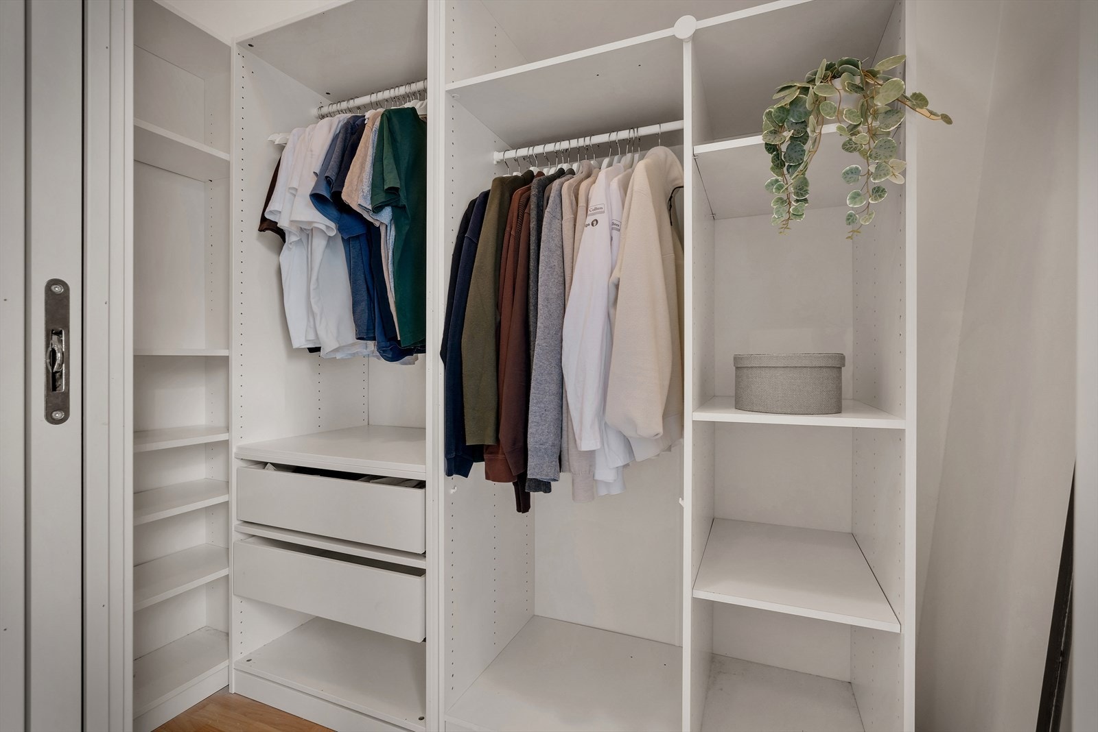 - Her har man god plass til oppbevaring av klær og eventuelt andre hverdagslige ting - Galleribilde