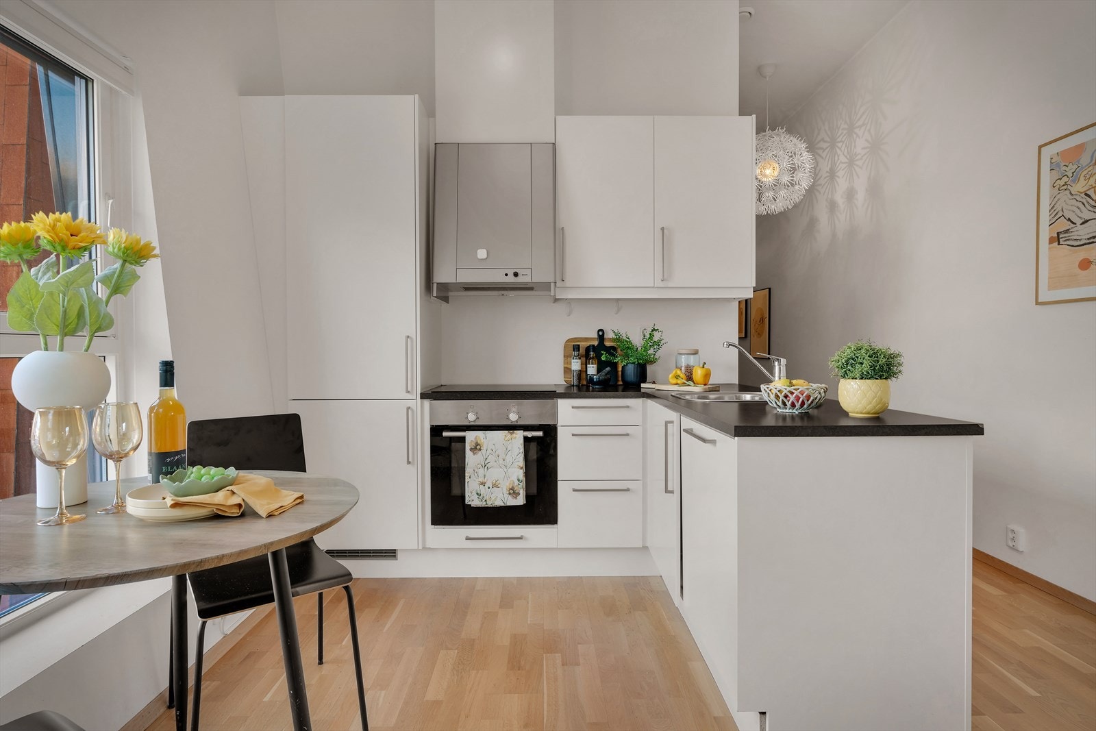 - Kjøkkeninnredning med slette fronter og benkeplate av laminat - Galleribilde