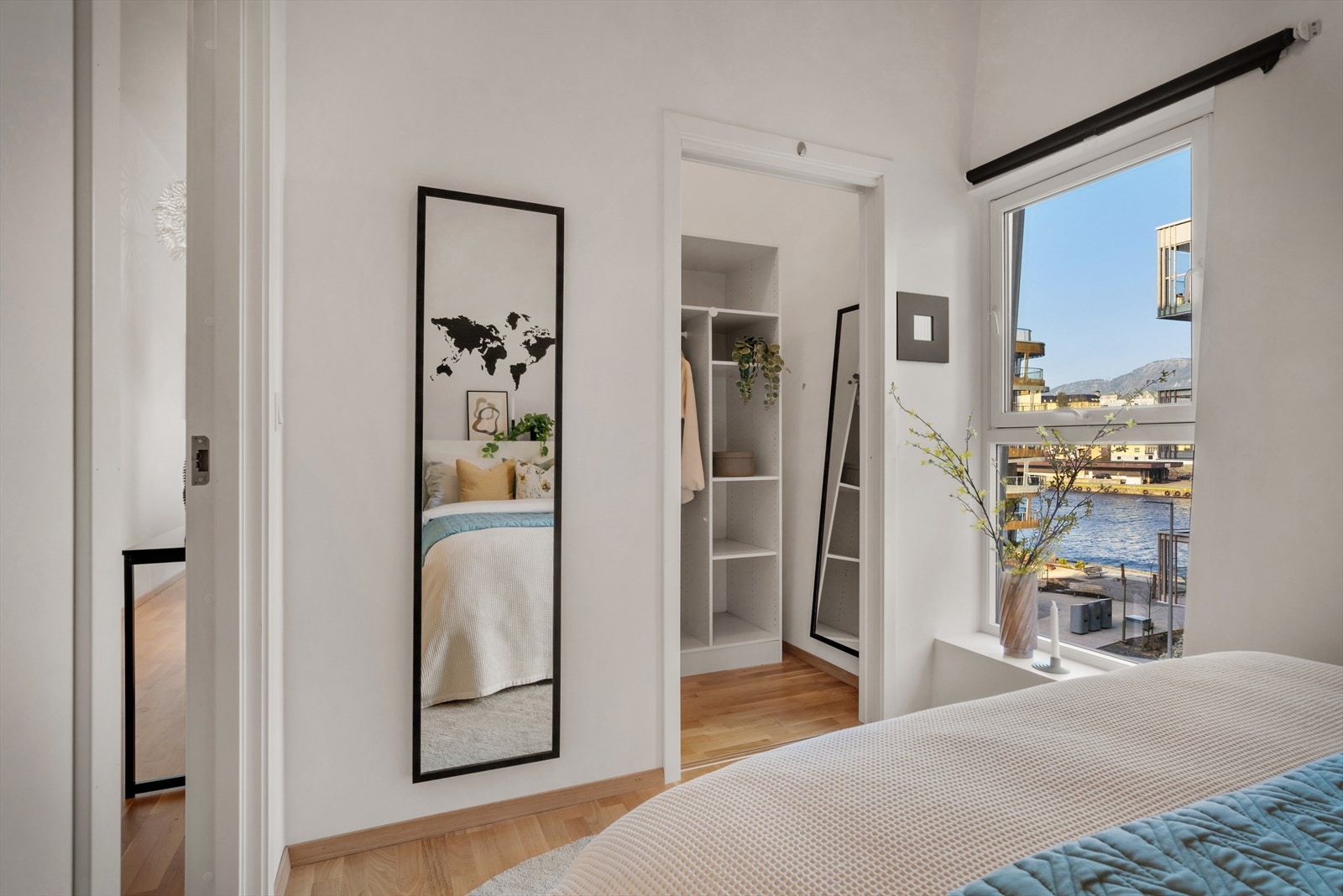 - Walk-in i direkte tilknytning til soverommet - en drøm for mange! - Galleribilde