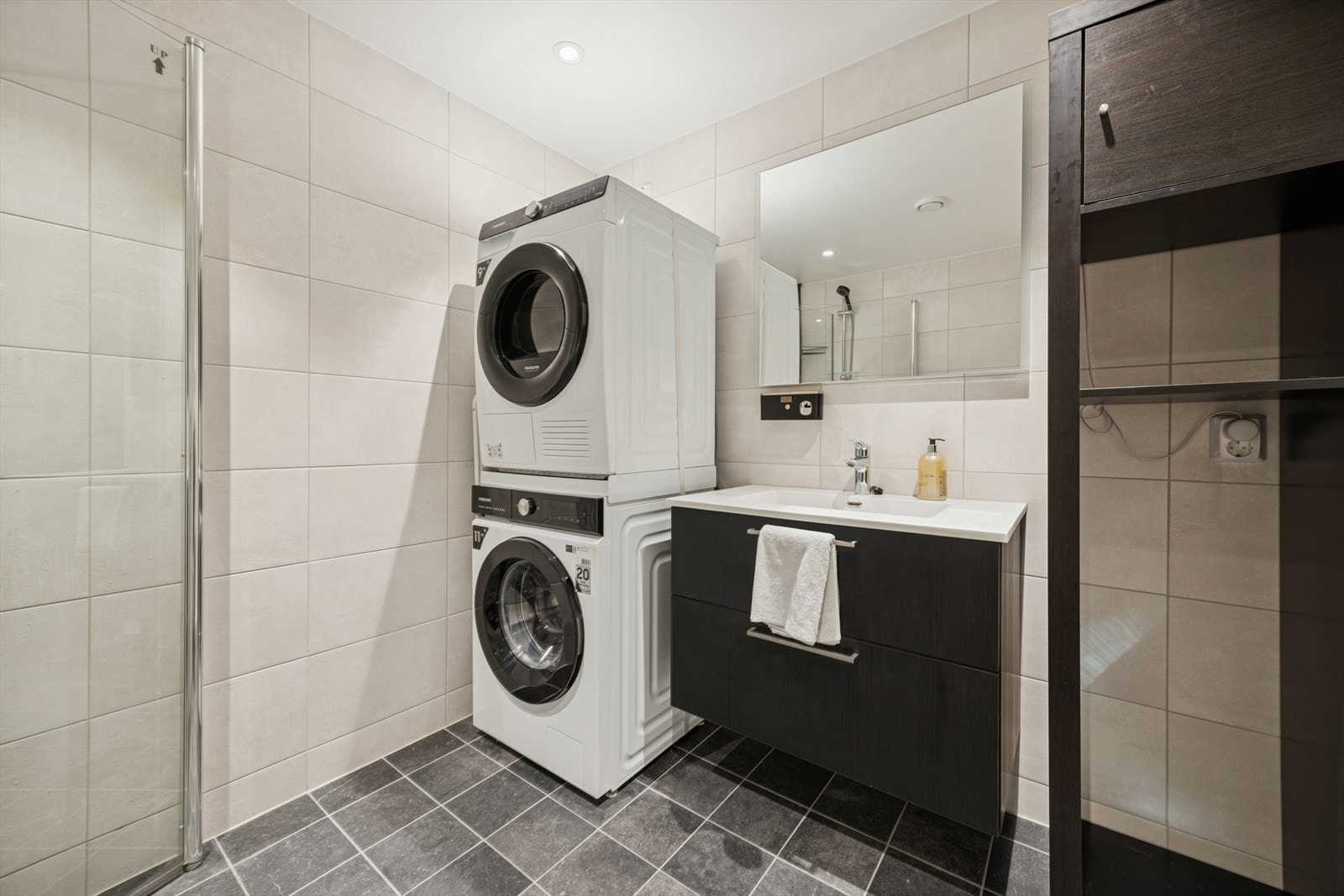 Baderom med flis på gulv og vegg, malt slett himling. Galleribilde