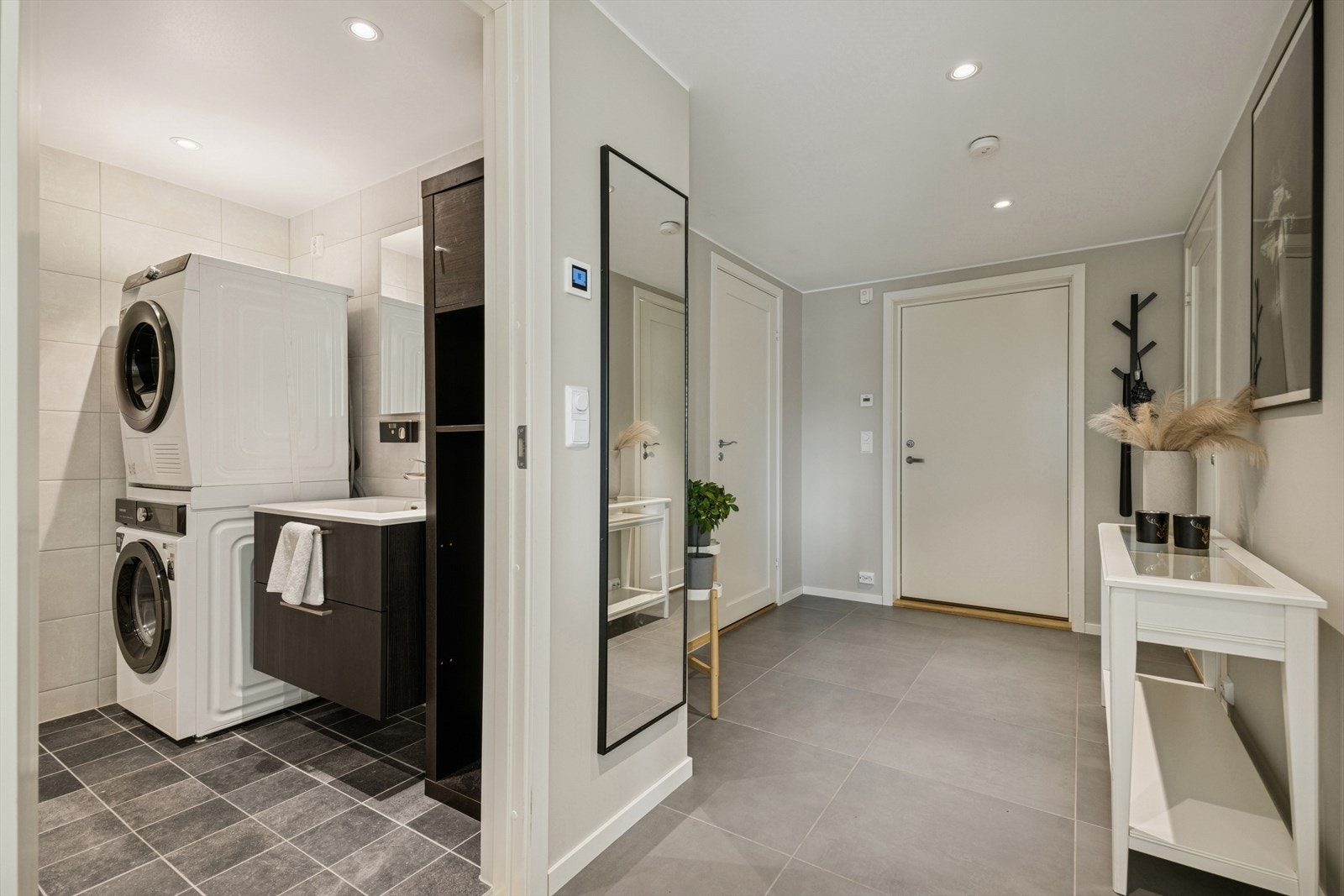 Innbydende entré med god plass til å henge fra seg klær og annet. Galleribilde