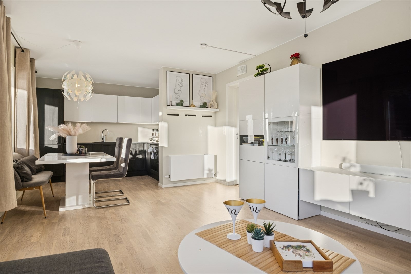 Leiligheten holder en stilren og tidsriktig fargepalett. Galleribilde