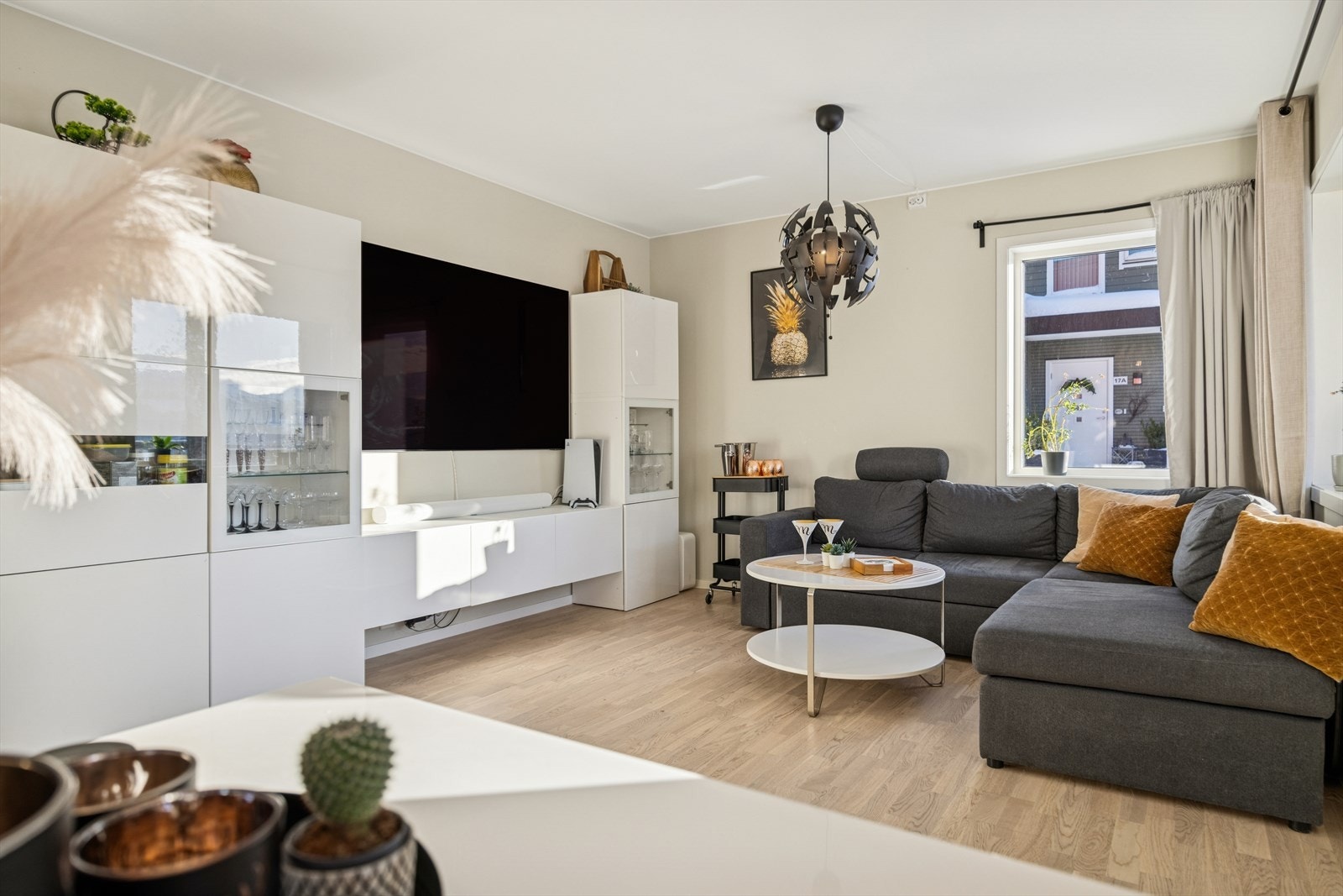 Lys og romslig 3-roms med gjennomtenkte løsninger og høy standard. Galleribilde