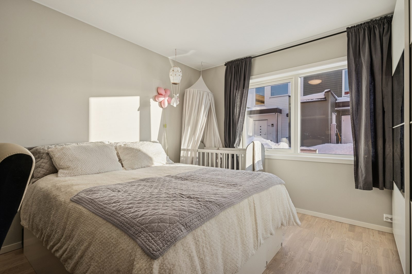 Soverommet har rikelig med plass til møblement. Galleribilde