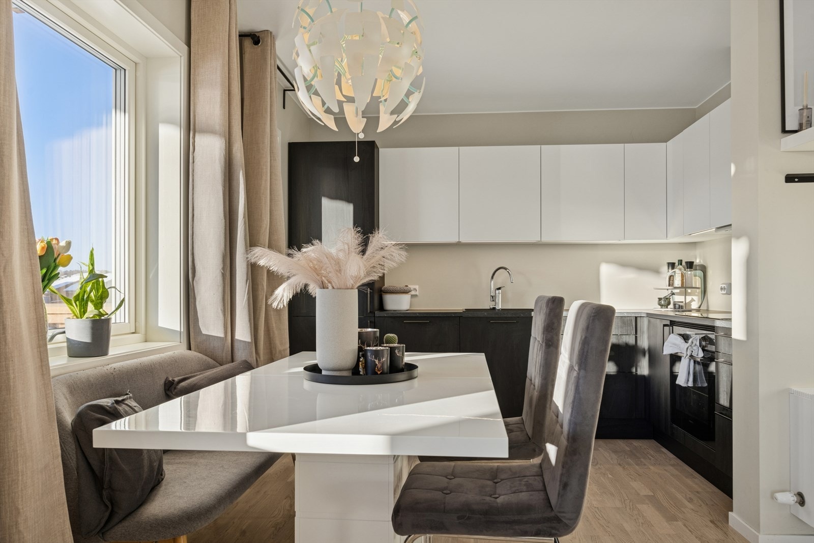 Her er det plass til et større spisebord, perfekt for store og små selskap. Galleribilde