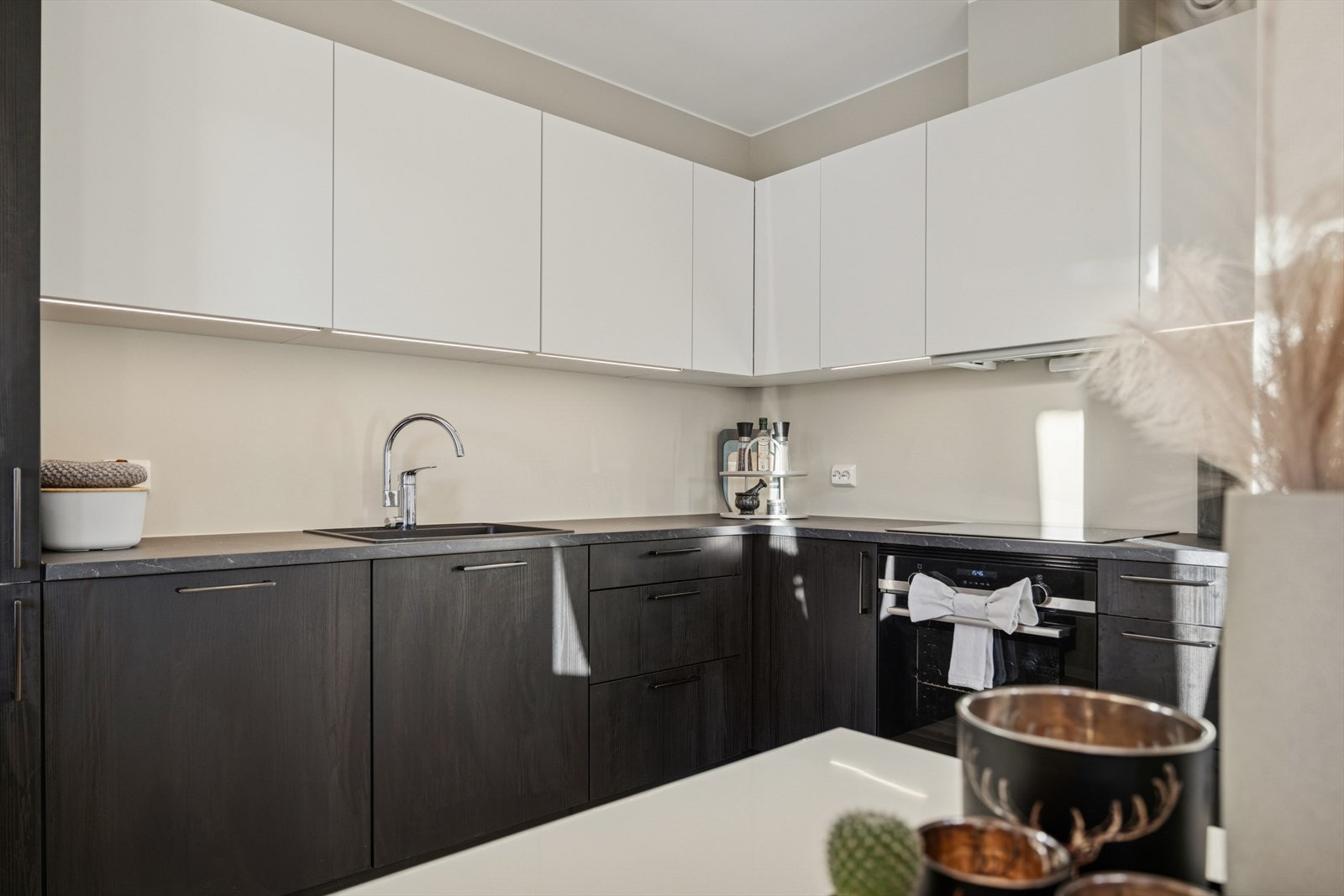 Stilrent kjøkken med moderne integrerte hvitevarer. Galleribilde