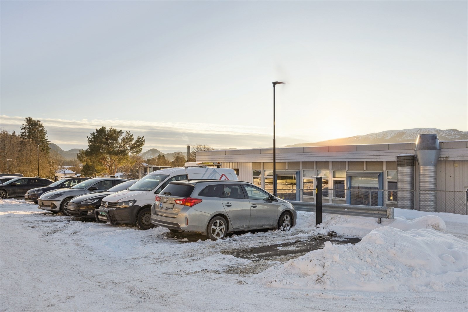 Med leiligheten følger det egen parkeringsplass. Galleribilde