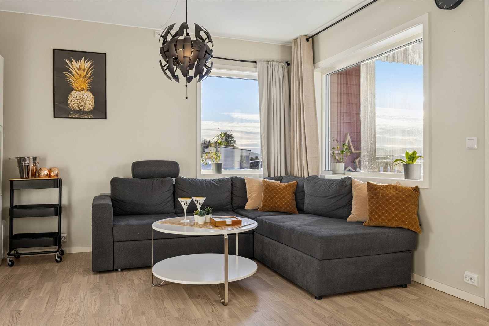 Et velutnyttet hjørne som gir plass til en komfortabel sofakrok. Galleribilde