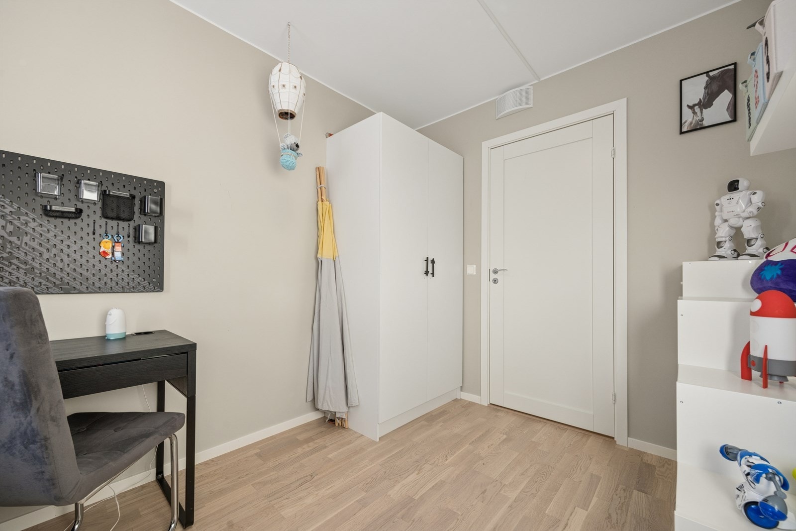 Soverommet passer perfekt som barnerom, gjesterom eller kontor. Galleribilde