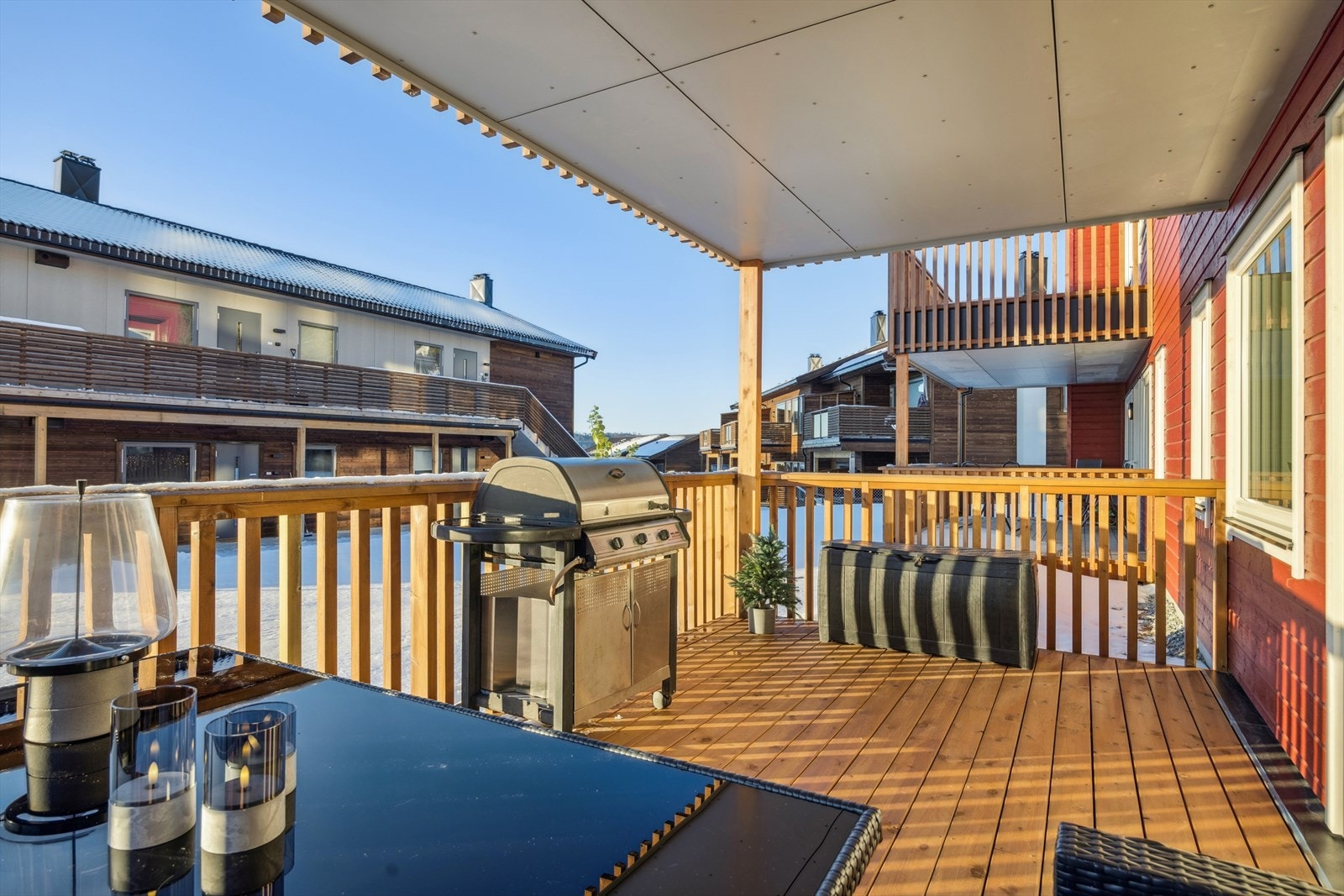 Plass nok for både grønne planter, utemøbler og frokostkaffe i sola. Galleribilde