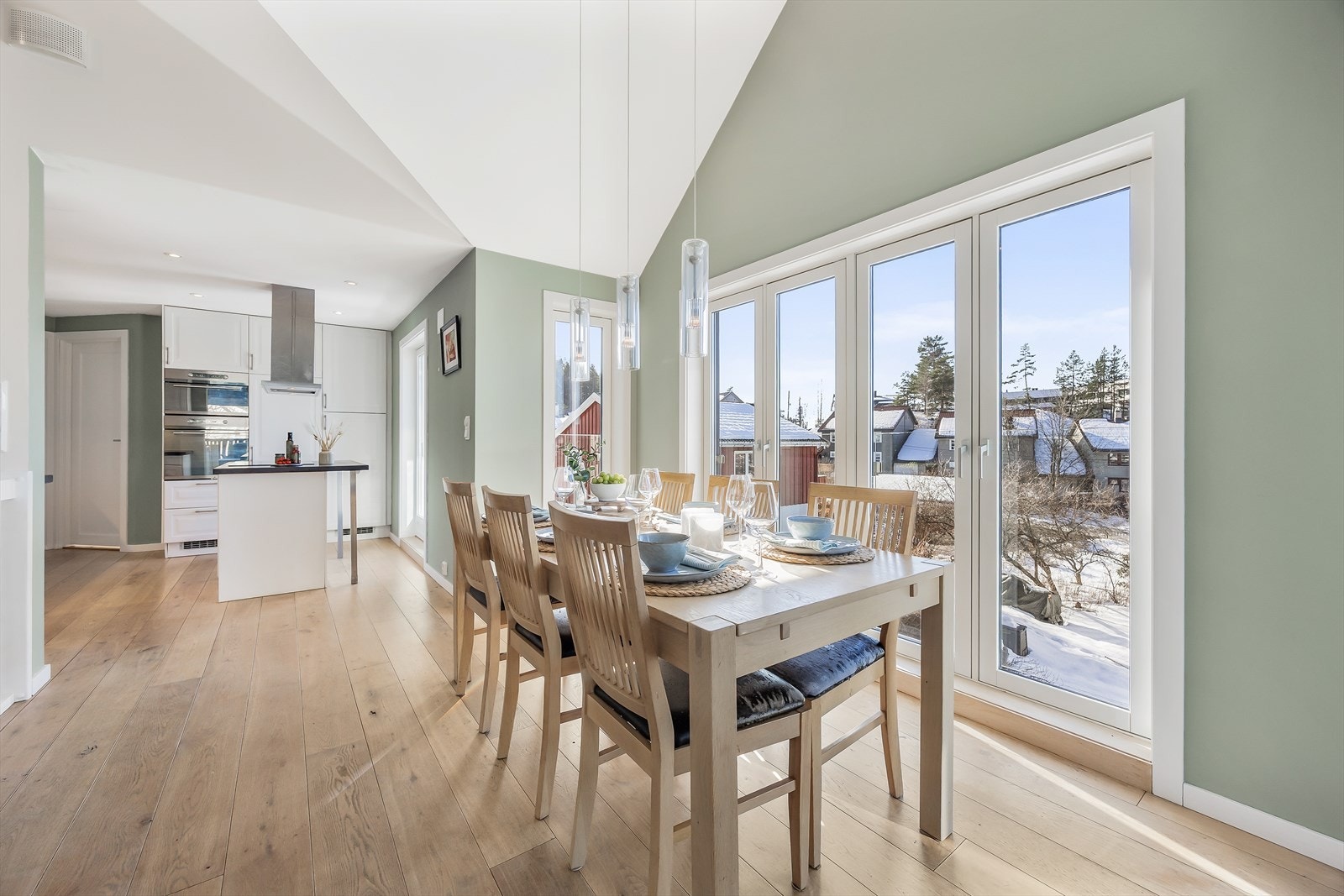 Spiseplassen er rammet inn av store vinduer som slipper inn rikelig med dagslys. Galleribilde
