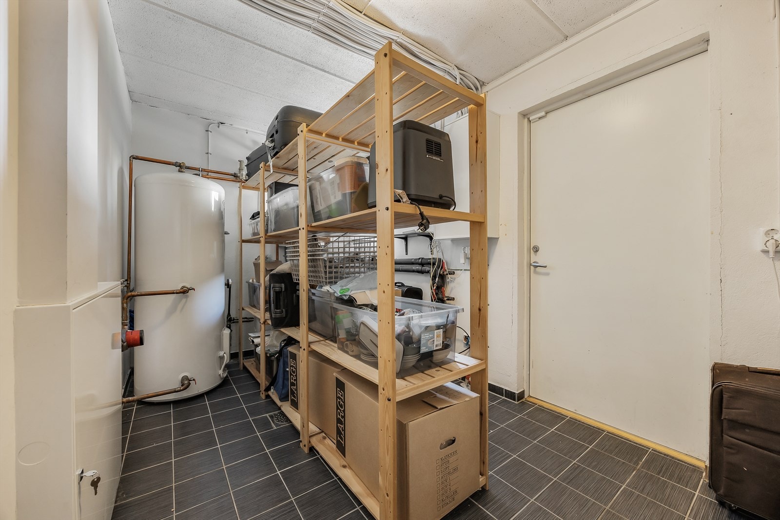 Teknisk rom med varmtvannstank på 200 liter og rør-i-rør-system. Galleribilde