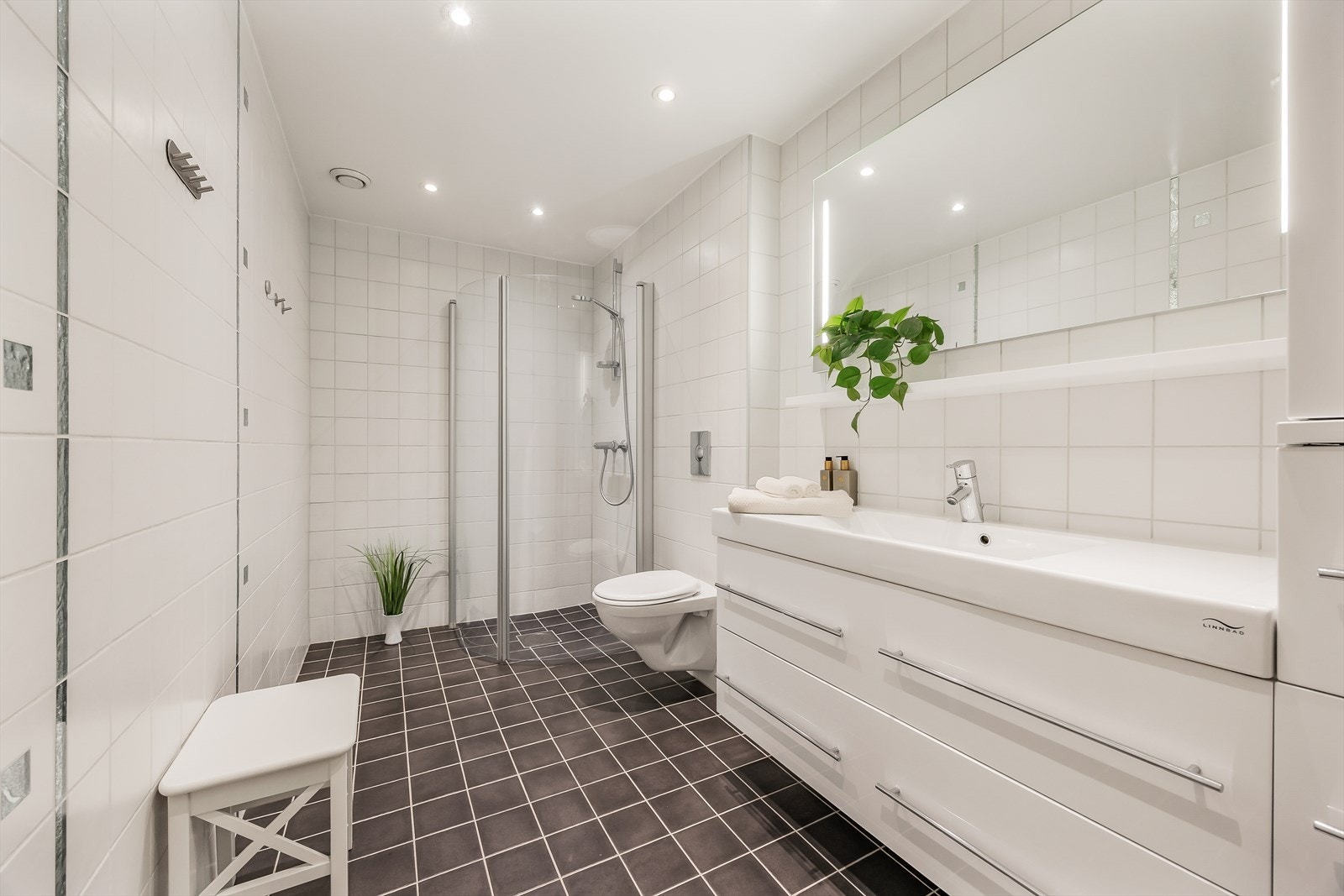 Badet i underetasjen er flislagt med elektriske varmekabler i gulvet. Galleribilde