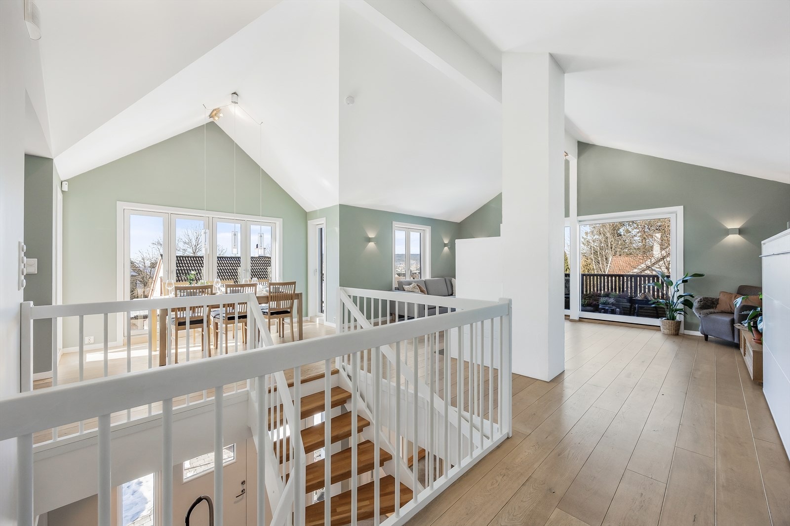 Fra toppen av trappen får man et godt inntrykk av den generøse takhøyden. Galleribilde