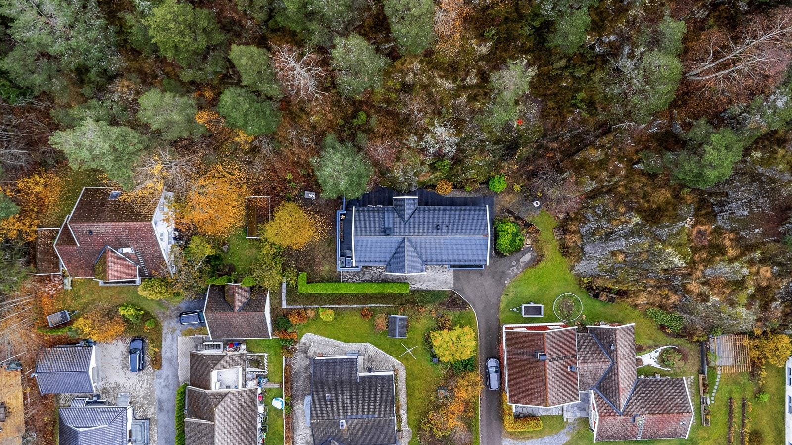 Taket har en saltakskonstruksjon med vinkel, tekket med betongtakstein. Galleribilde