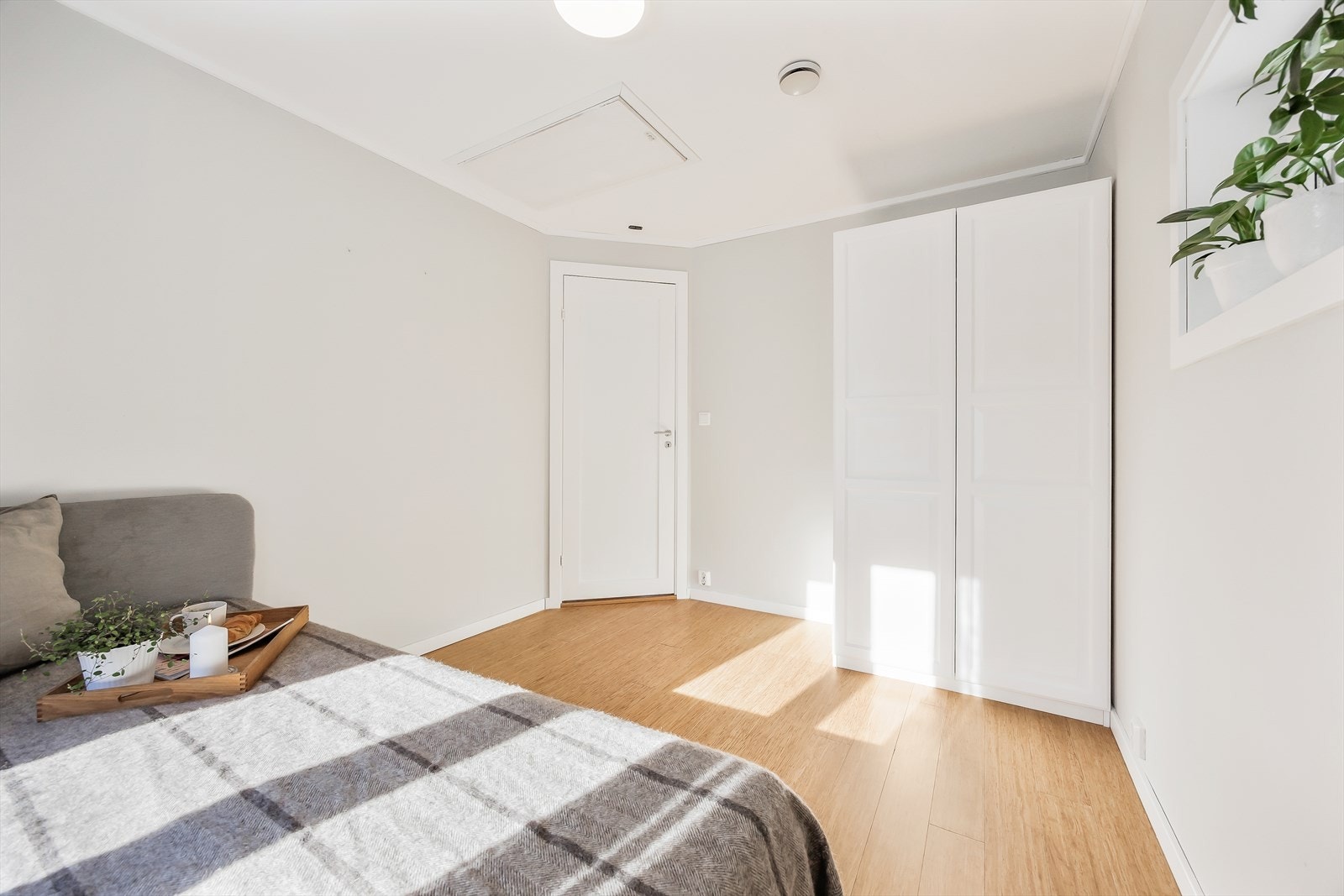 Soverommet er av god størrelse med plass for seng, nattbord og garderobeskap. Galleribilde
