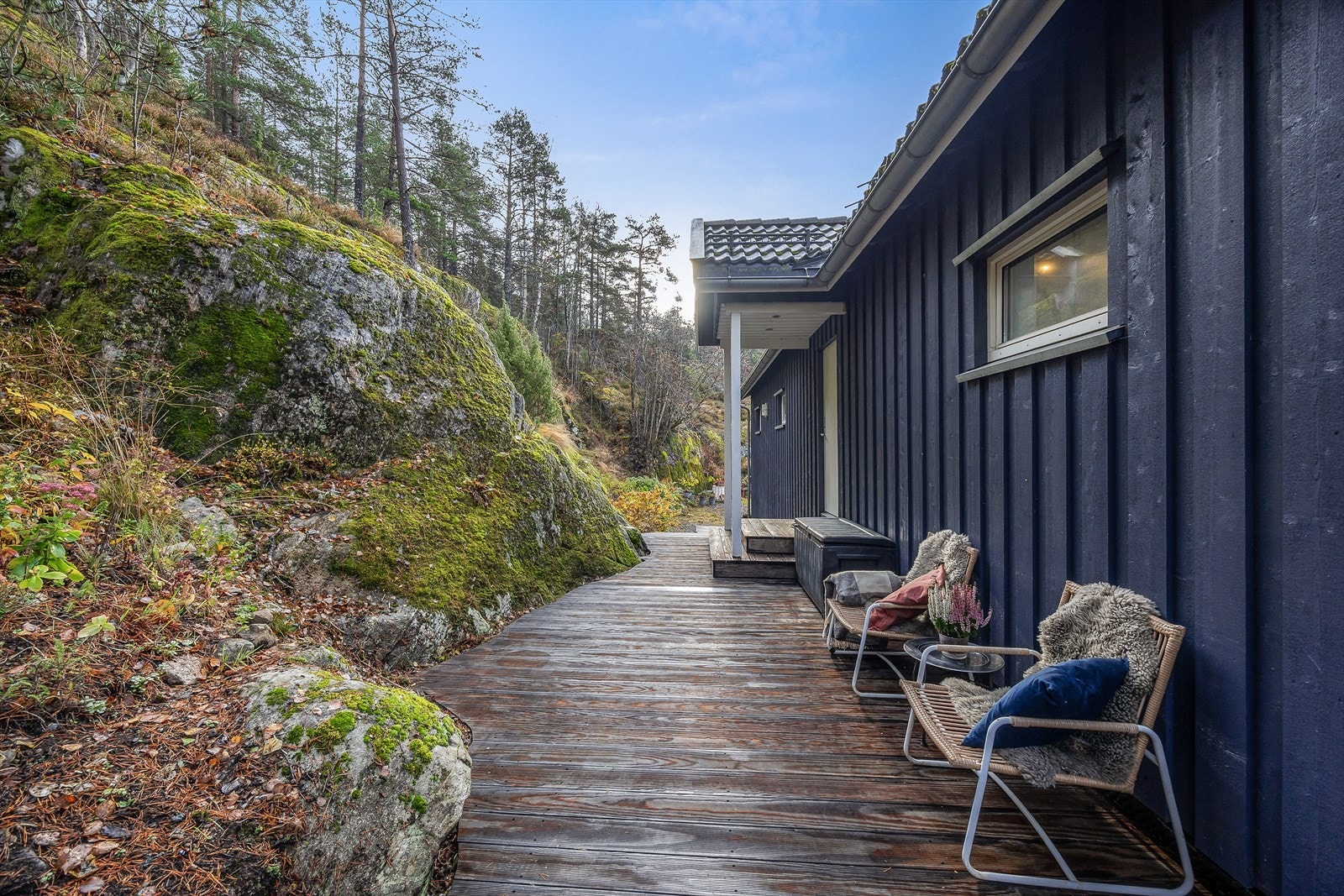 Baksiden av huset grenser direkte til et flott naturområde. Galleribilde